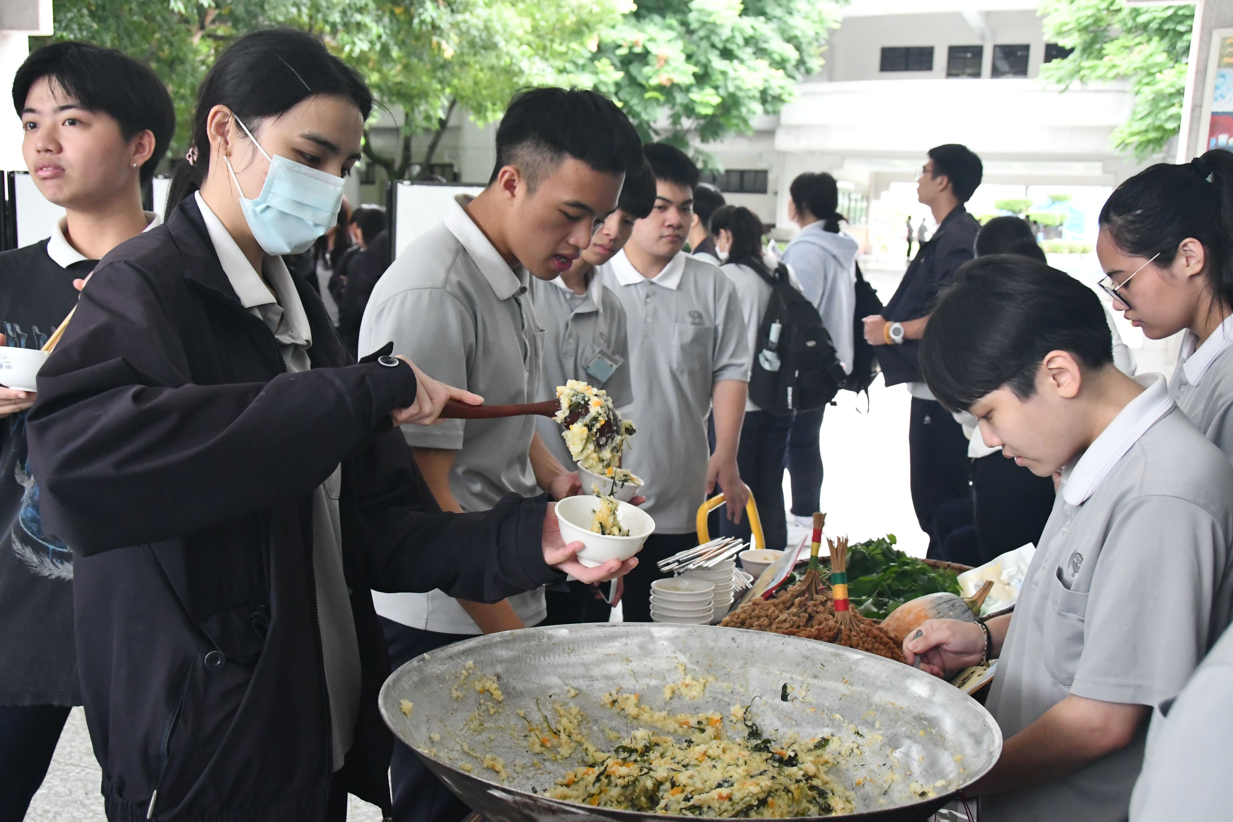 鍋子正中間、刻意保留未攪動過的搖搖飯，展現出排灣族各就各位、安分守己的禮節。