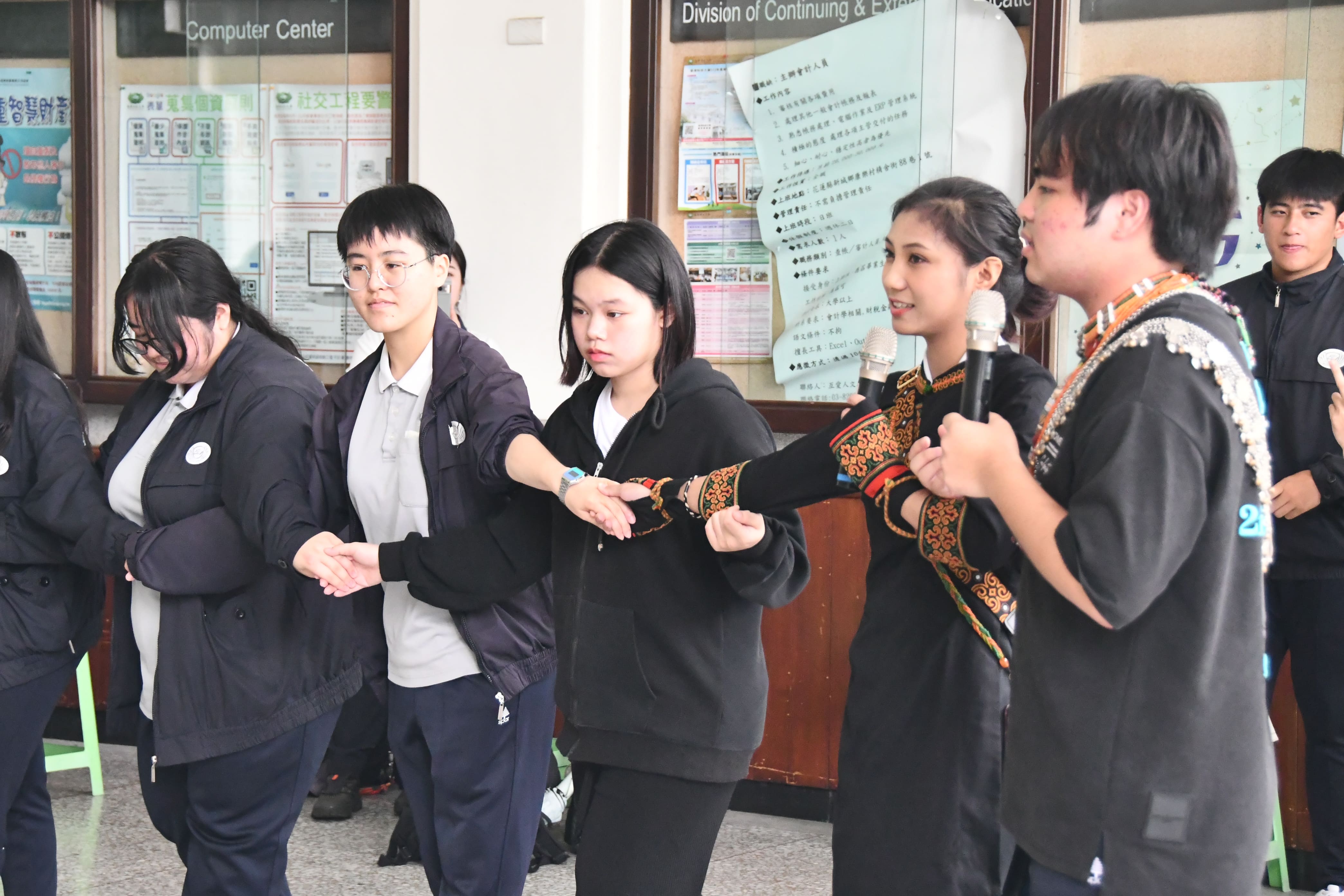 排灣族學生帶領大家體驗排灣族圍舞和特有舞步。