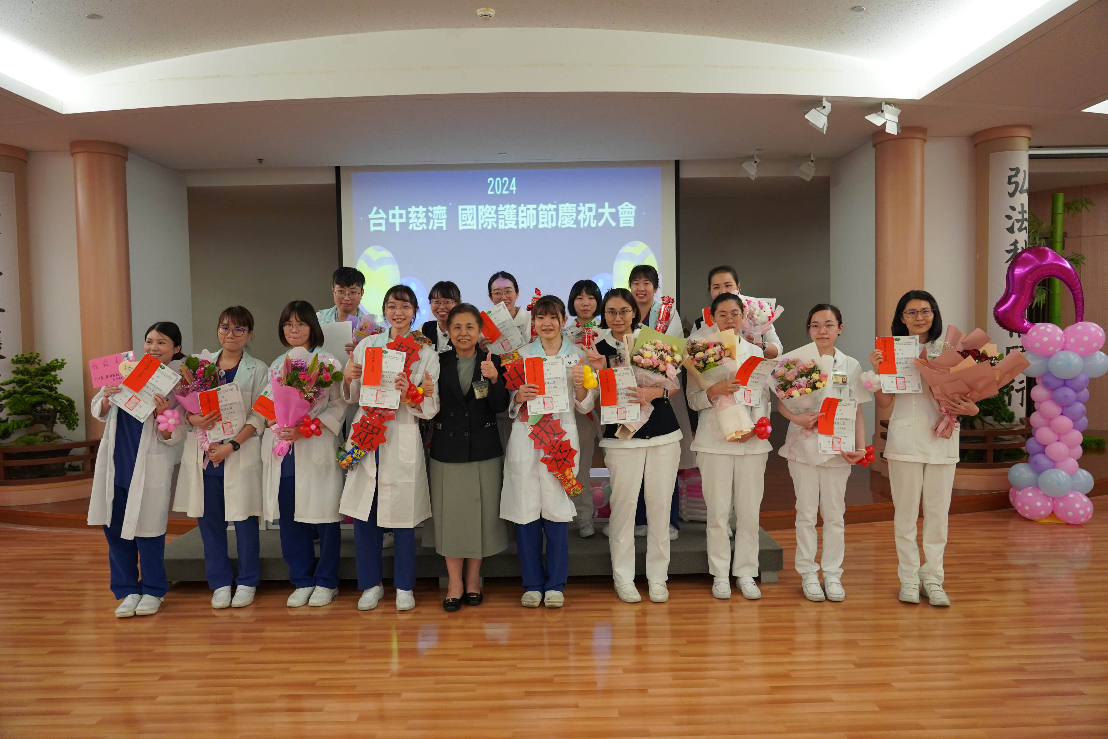 護理出身的莊淑婷副院長（前排左五）頒獎給優良護理人員。