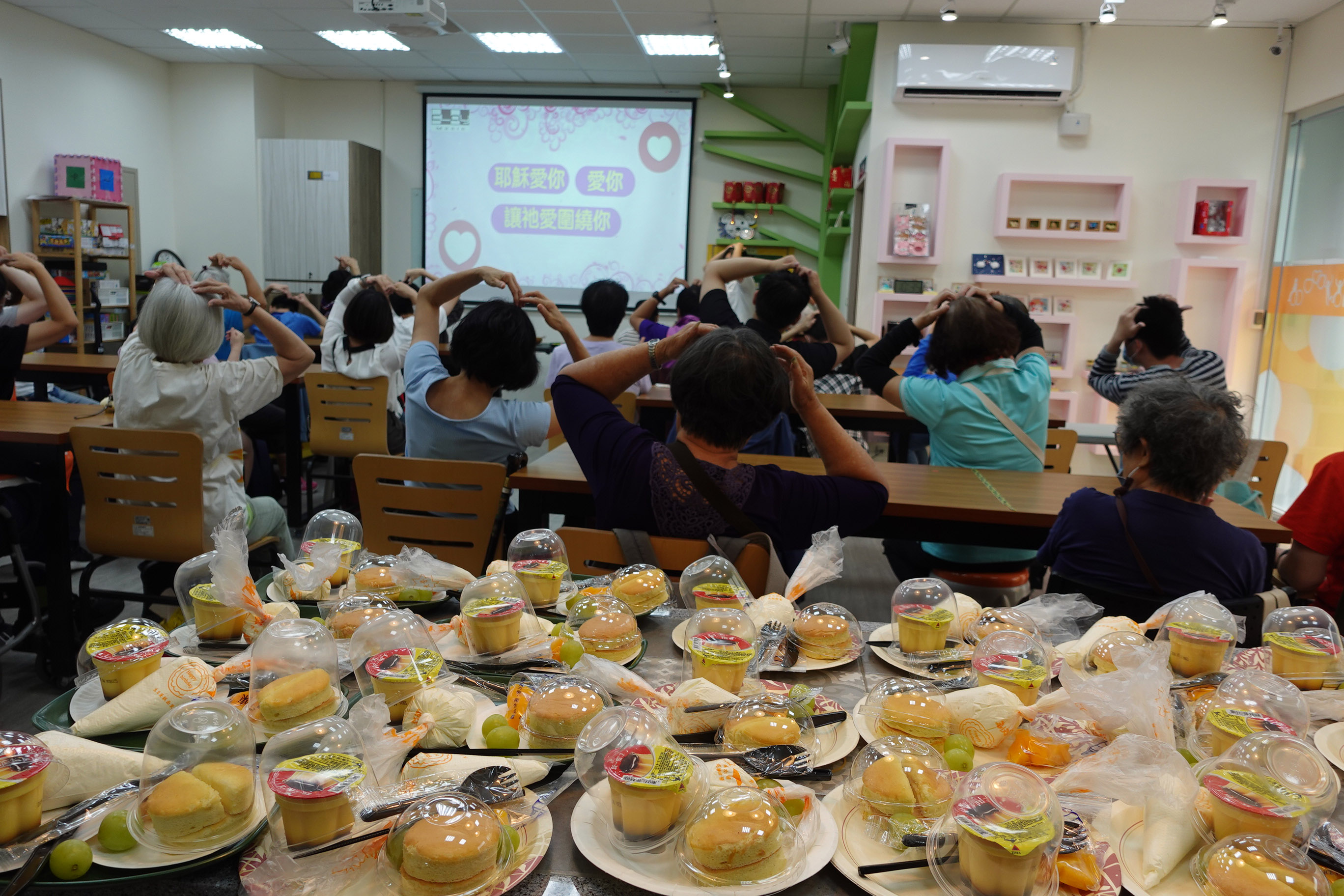 伊甸三峽國光日照中心落實社區共融，舉辦一日烘焙課，邀據點長輩們與服務對象一起做母親節蛋糕