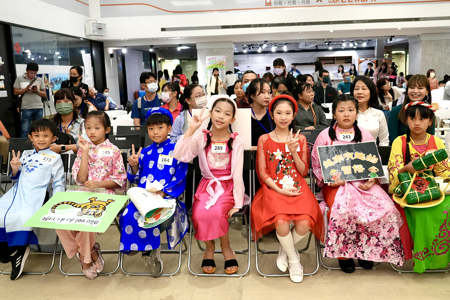 晉級決賽的選手個個準備精美道具並使出渾身解數，展現新住民語文的魅力。