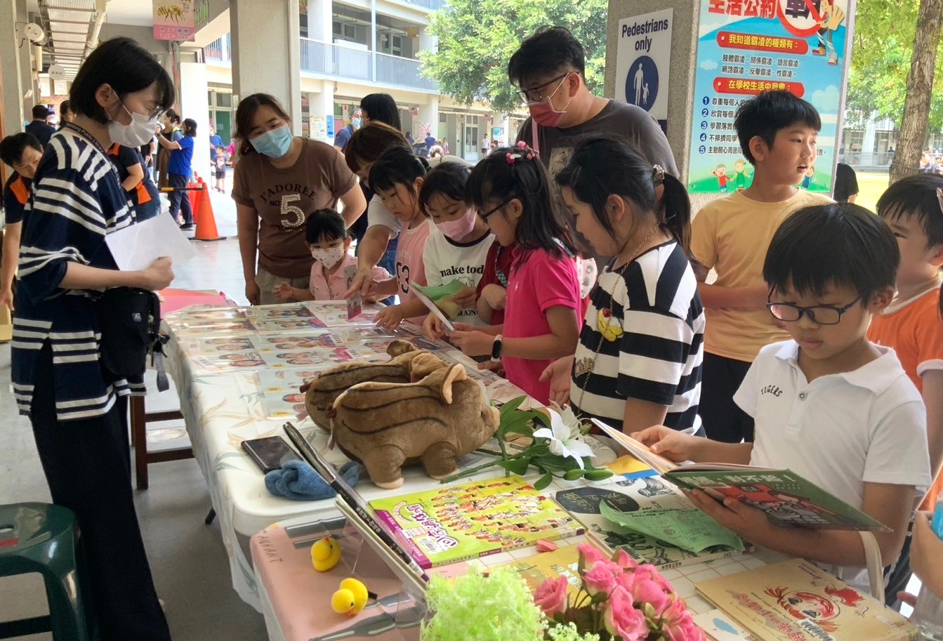 高市前鎮圖書館攜手樂群國小母親節趣味闖關