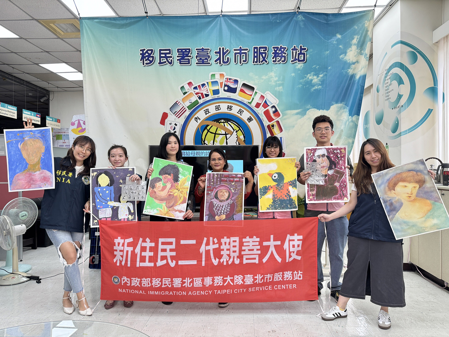 移民署臺北市服務站舉辦「新住民二代親善大使培訓」之壓克力繪畫課程，提前慶祝。