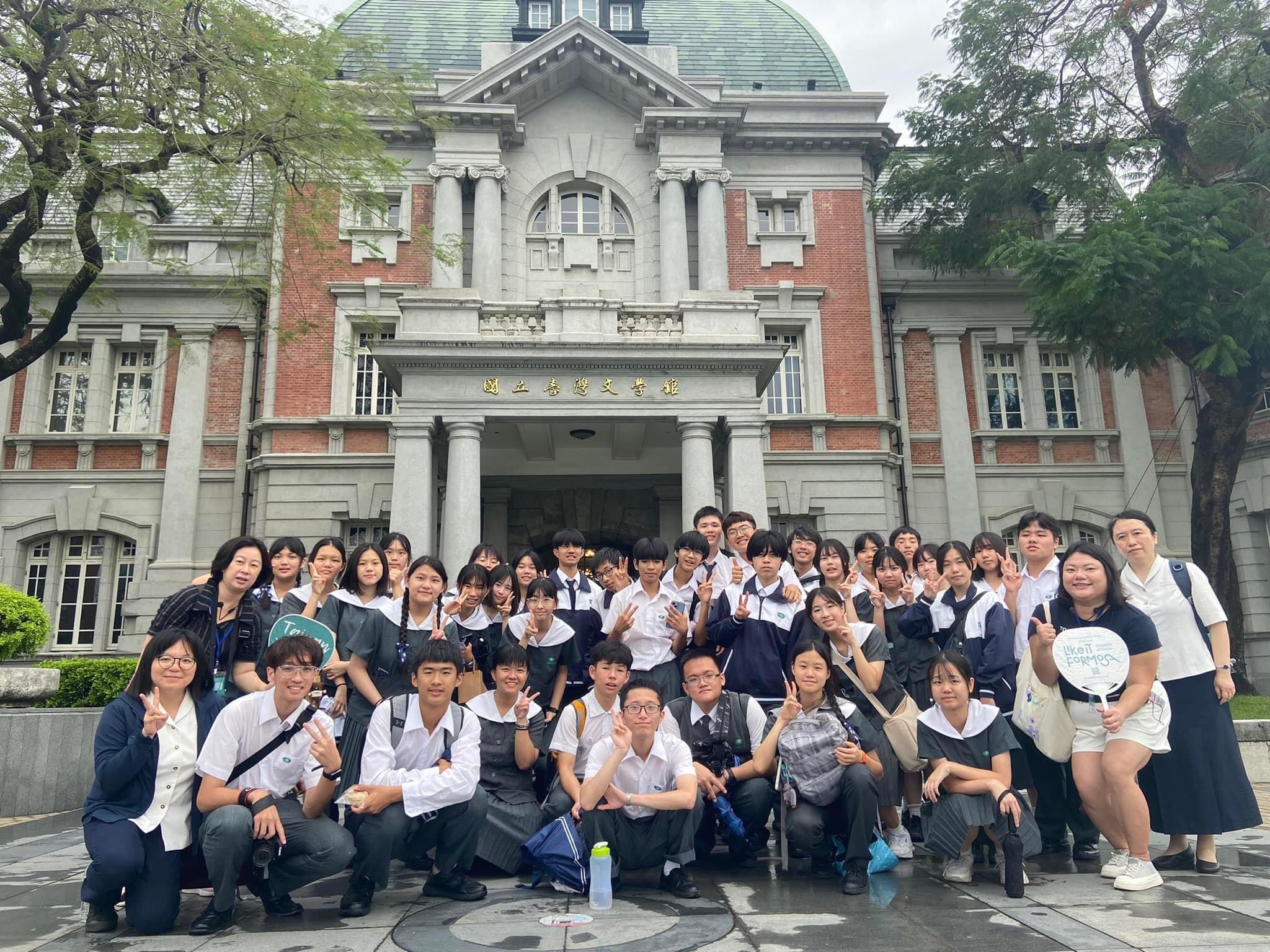 同學們在專業英文導覽中走讀府城四百年風華。