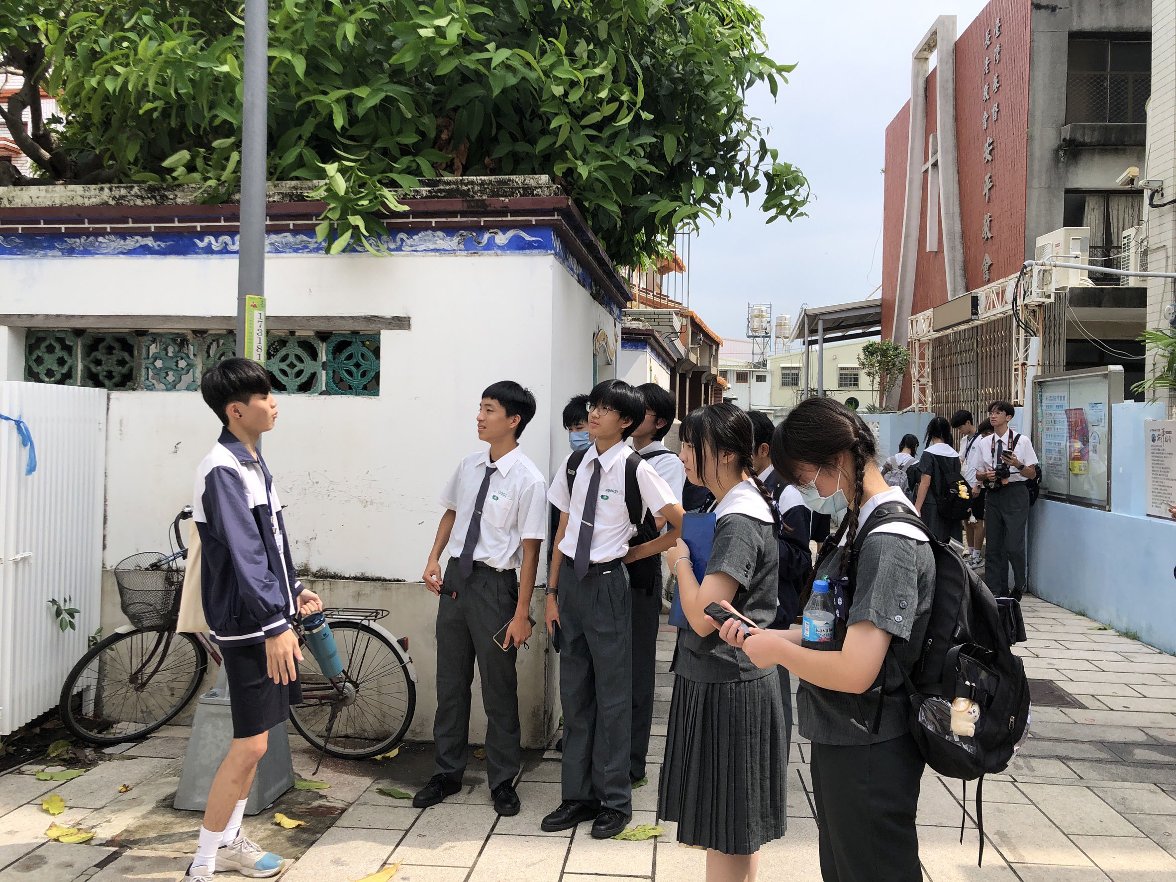 台南慈中高三同學帶領慈大附中同學在巷弄中尋找劍獅。