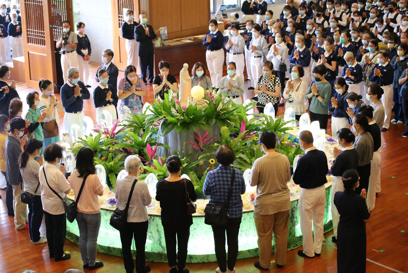 慈濟板橋園區浴佛大典 眾人凝聚共善虔誠祈福