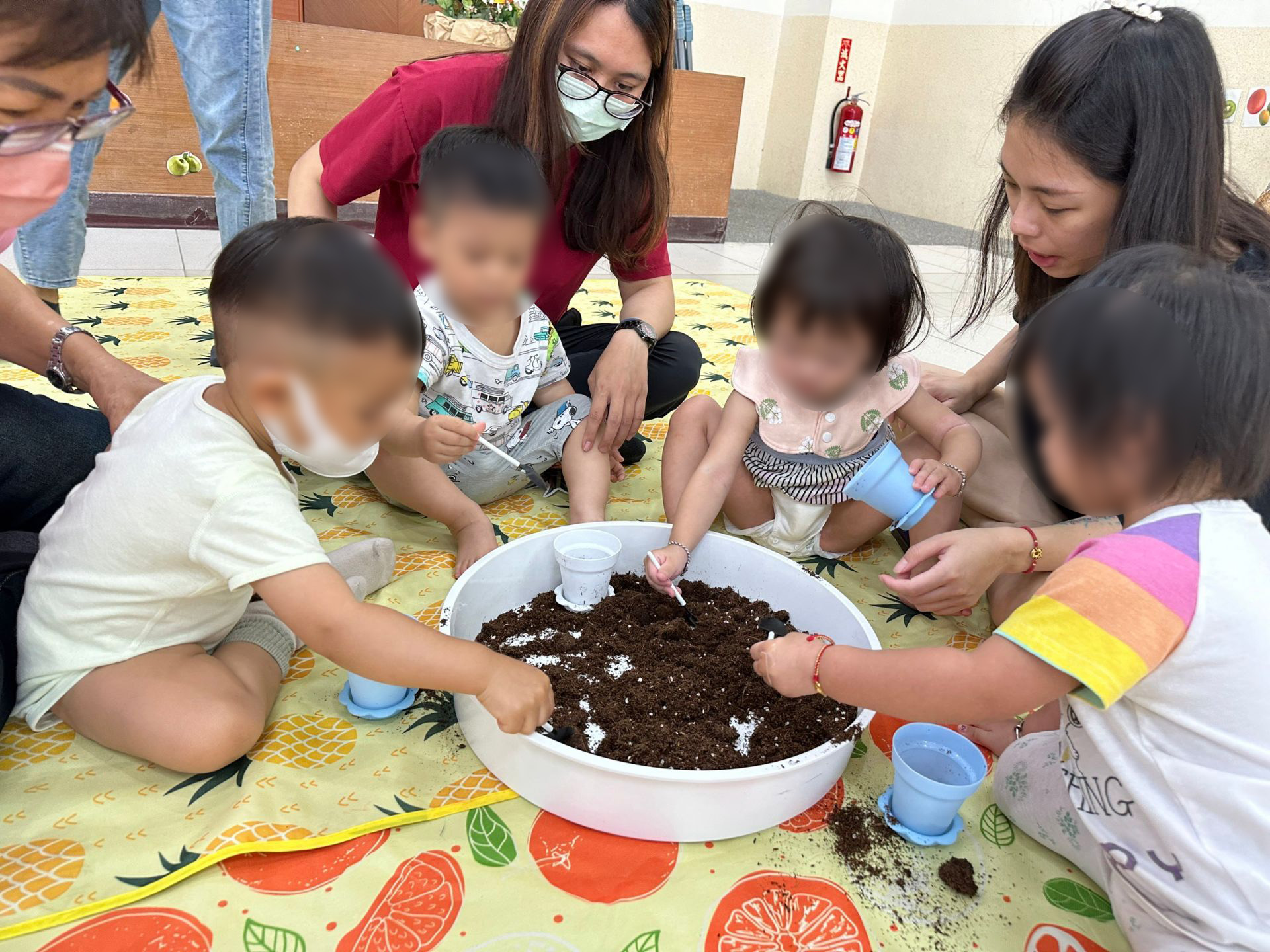 伊甸林園據點舉辦親子活動，利用感管盆進行教學