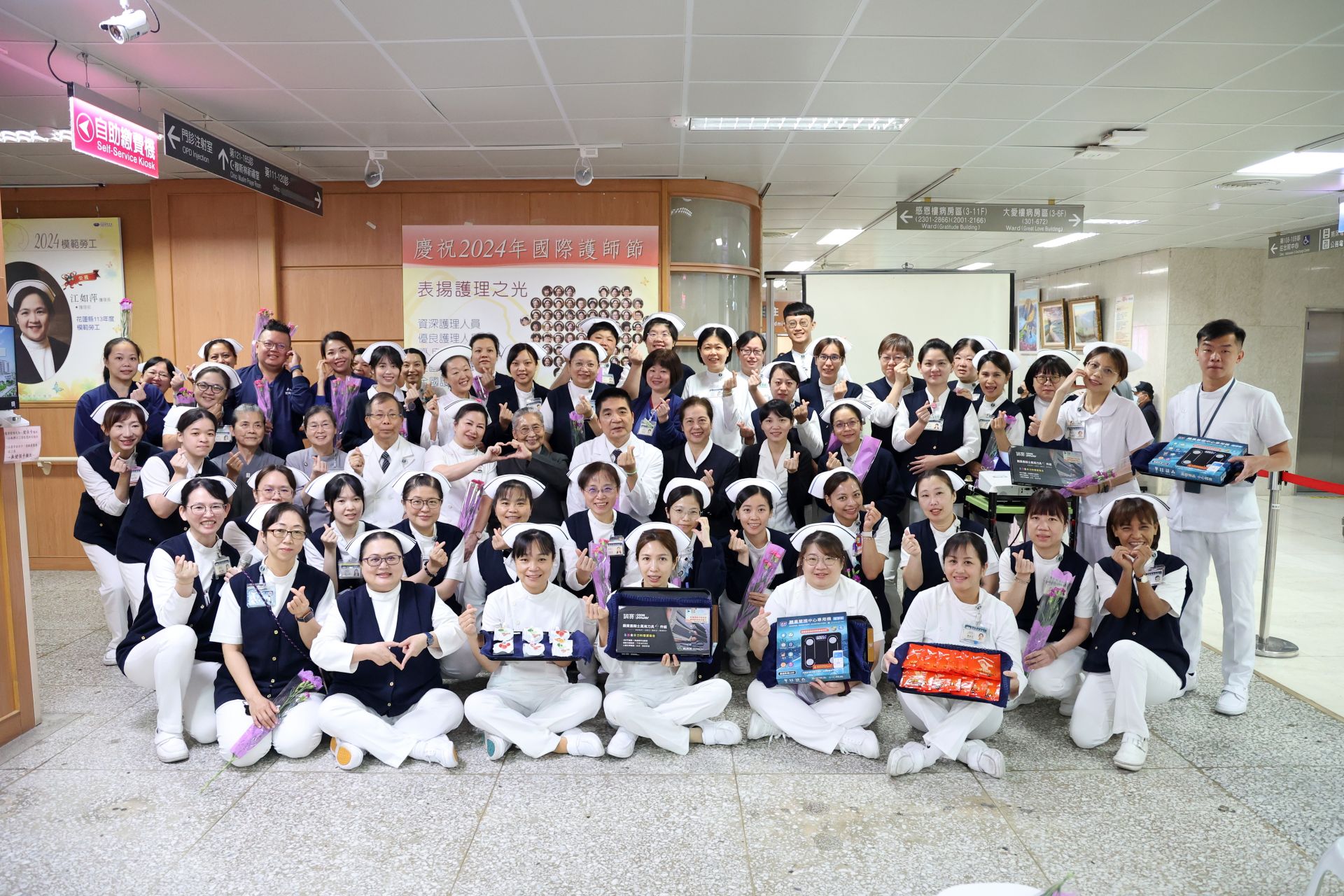 花蓮慈濟醫院於5月9日上午舉辦國際護師節慶祝暨表揚大會及「護理之光長廊」揭幕儀式。
