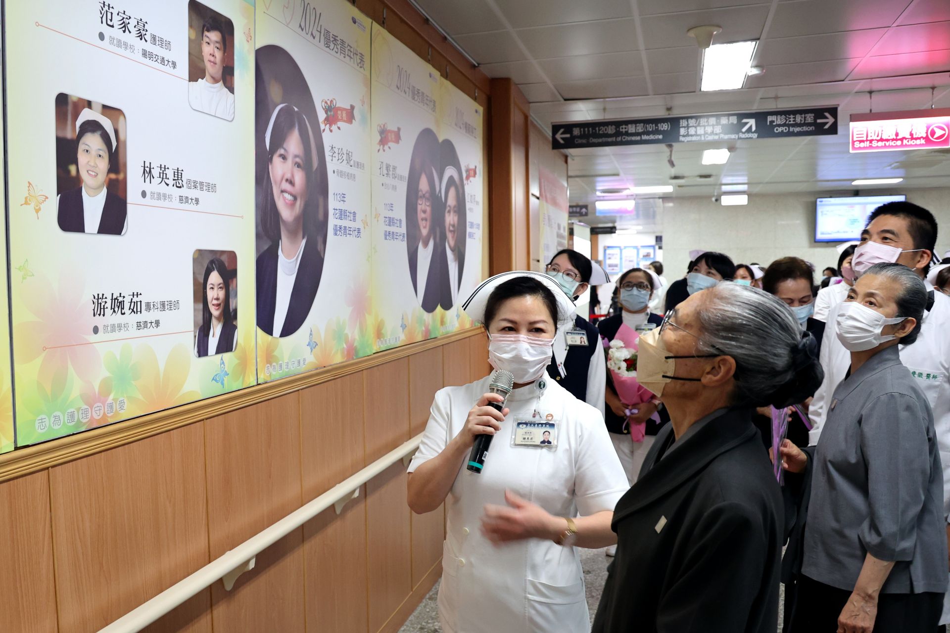 護理部主任鍾惠君帶領獲表揚護理師，在護理之光長廊分享這分榮耀，並感恩護理同仁的努力。