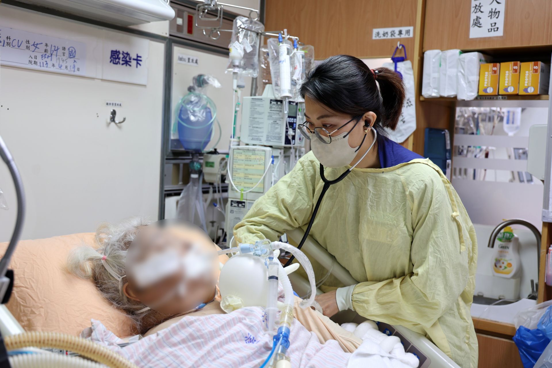 林昀芊專師仔細確認並記錄內科加護病房的病人情況。