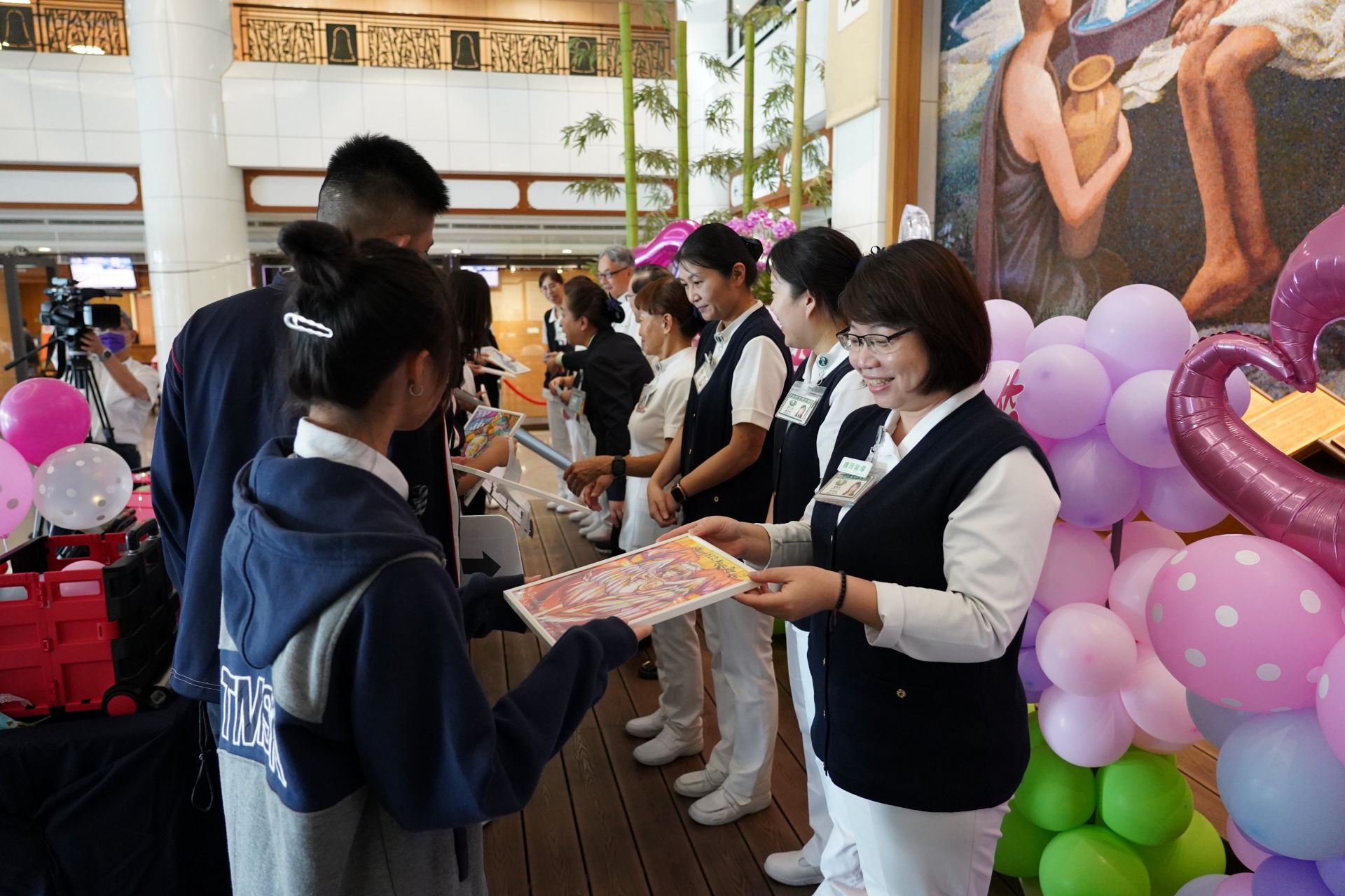 大明高中學生以青春熱情的藝術專業快閃台中慈濟醫院，送上手繪畫作和卡片給護理人員。