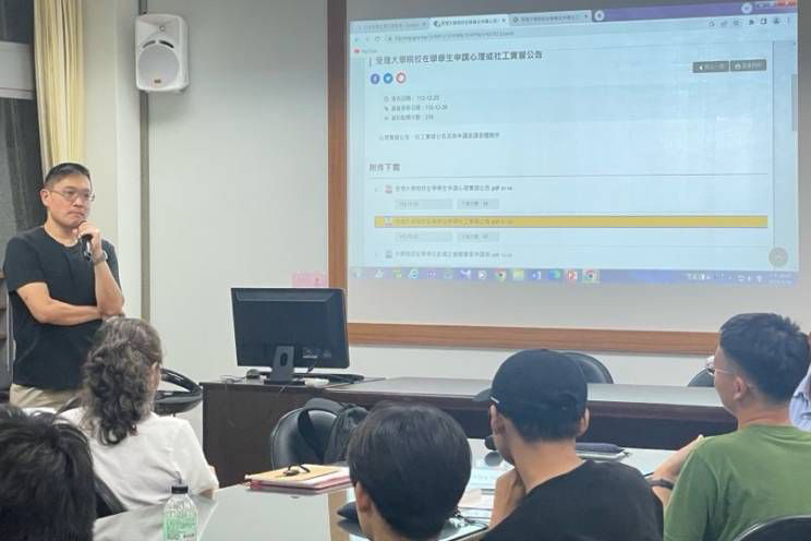 社工系同學與黃彥仁社工師針對「倫理議題」展開對話。