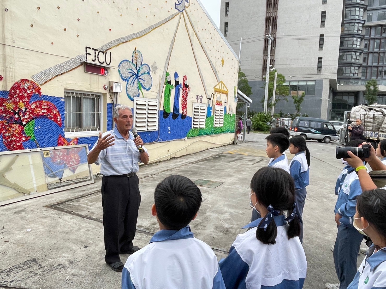 劉一峰神父親自為孩子導覽二手物流中心成立因緣，希望協助弱勢族群在社會有安心立命