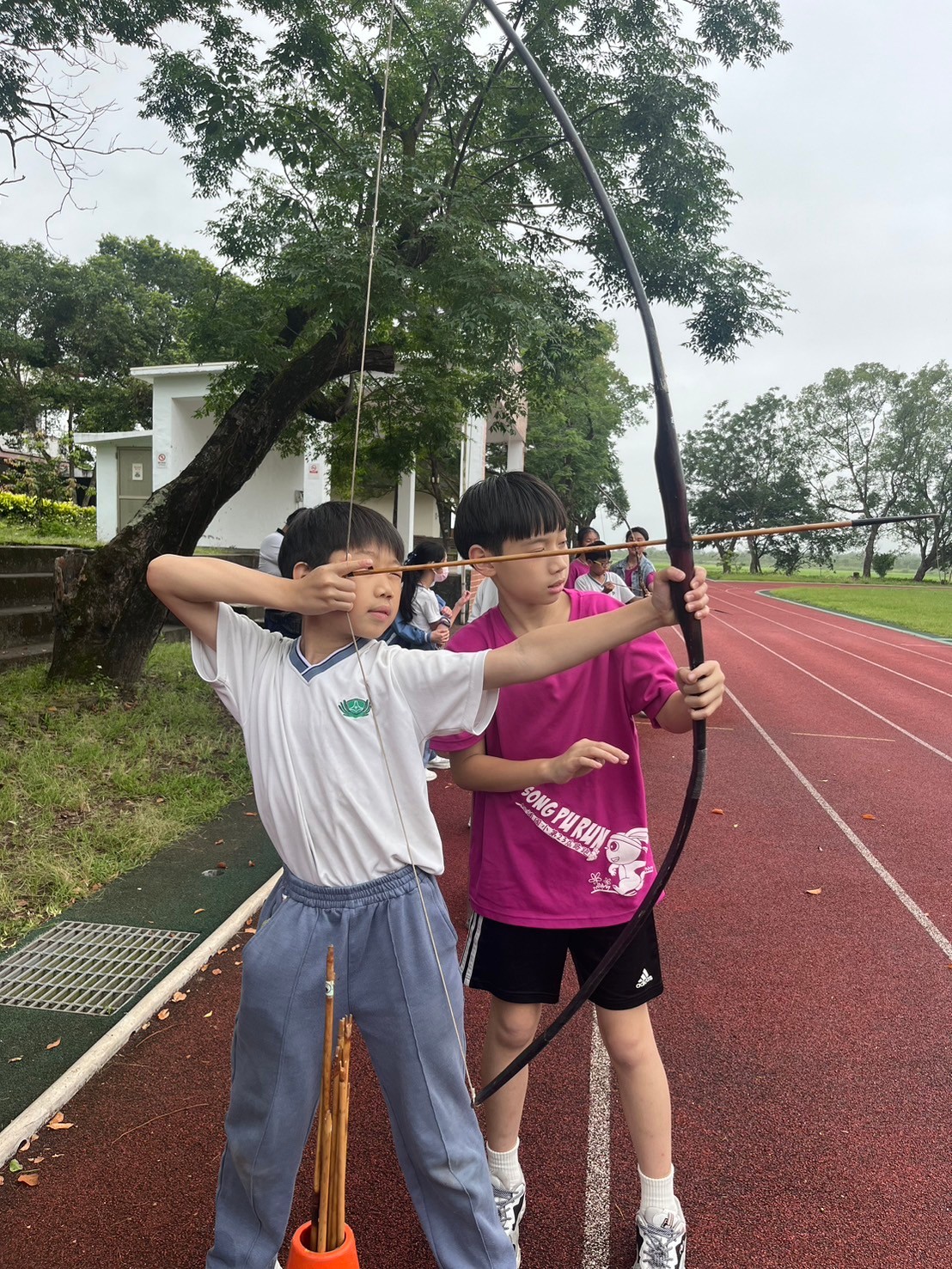 松浦國小的哥哥姐姐指導慈小孩子射箭技巧，體驗原住民射箭文化。