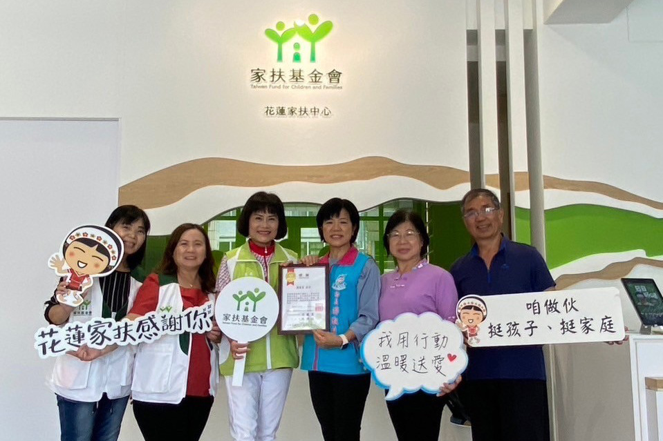 主委胡毓恩（左三）回贈感謝狀予鄉長游淑貞及其二姊（右三、右二）