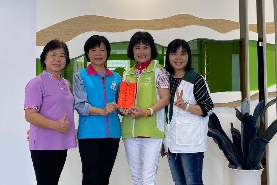 扶幼委員會主委胡毓恩（右二），代為接受吉安鄉長游淑貞（左二）的扶幼捐款