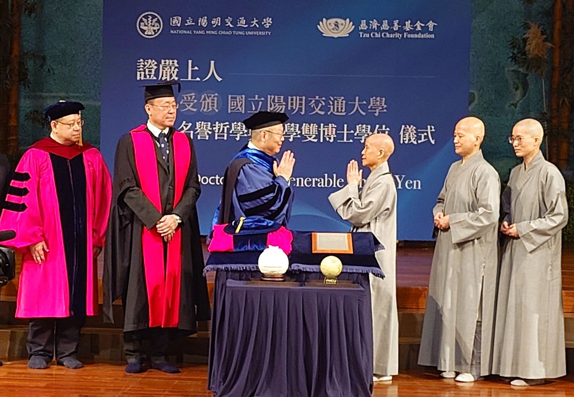 國立陽明交通大學5月12日由林奇宏校長(左)頒贈名譽哲學暨醫學雙博士學位給慈濟證嚴法師(右)。