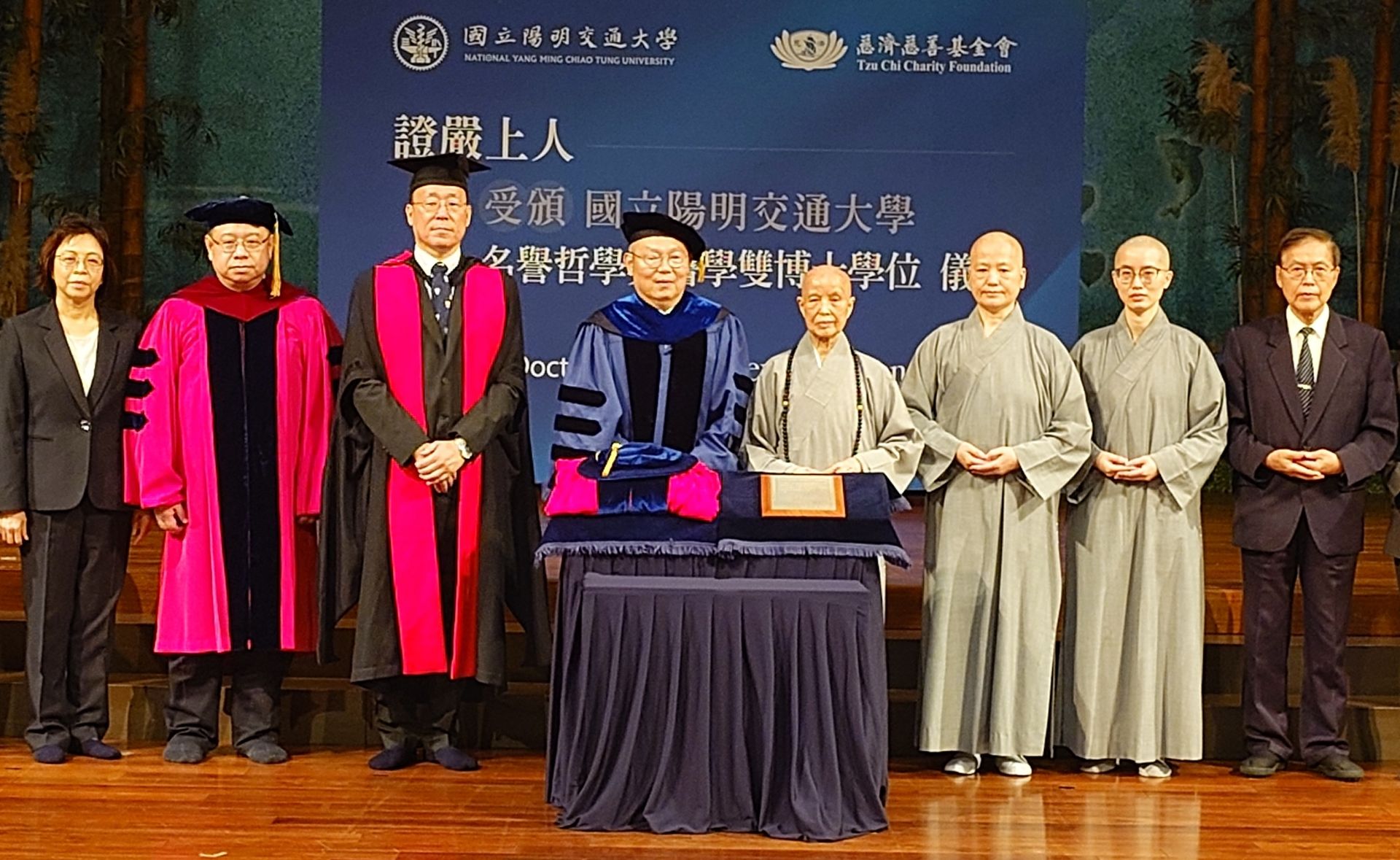 國立陽明交通大學5月12日由林奇宏校長頒贈名譽哲學暨醫學雙博士學位給慈濟證嚴法師。