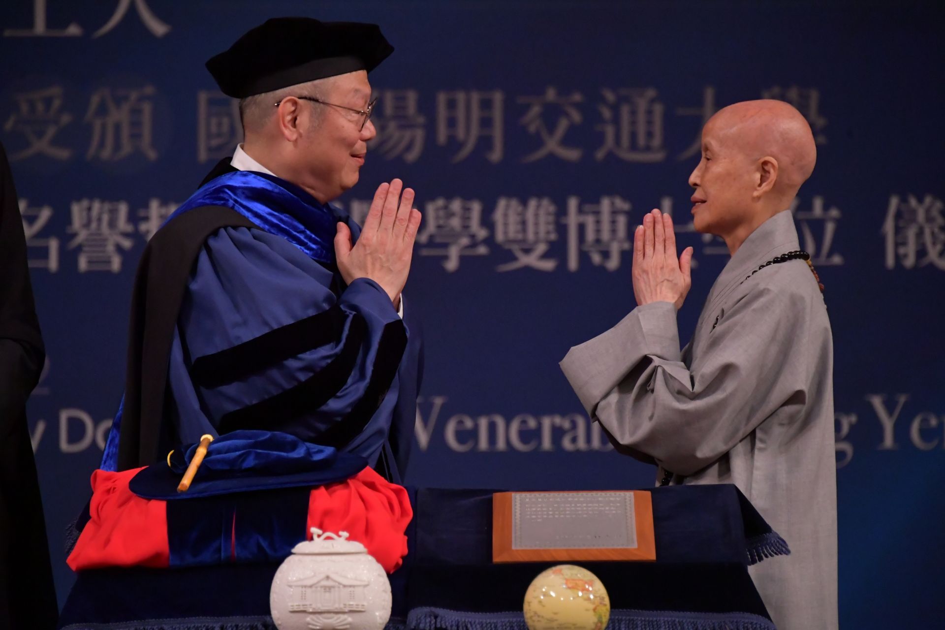國立陽明交通大學5月12日由林奇宏校長(左)頒贈名譽哲學暨醫學雙博士學位給慈濟證嚴法師(右)。