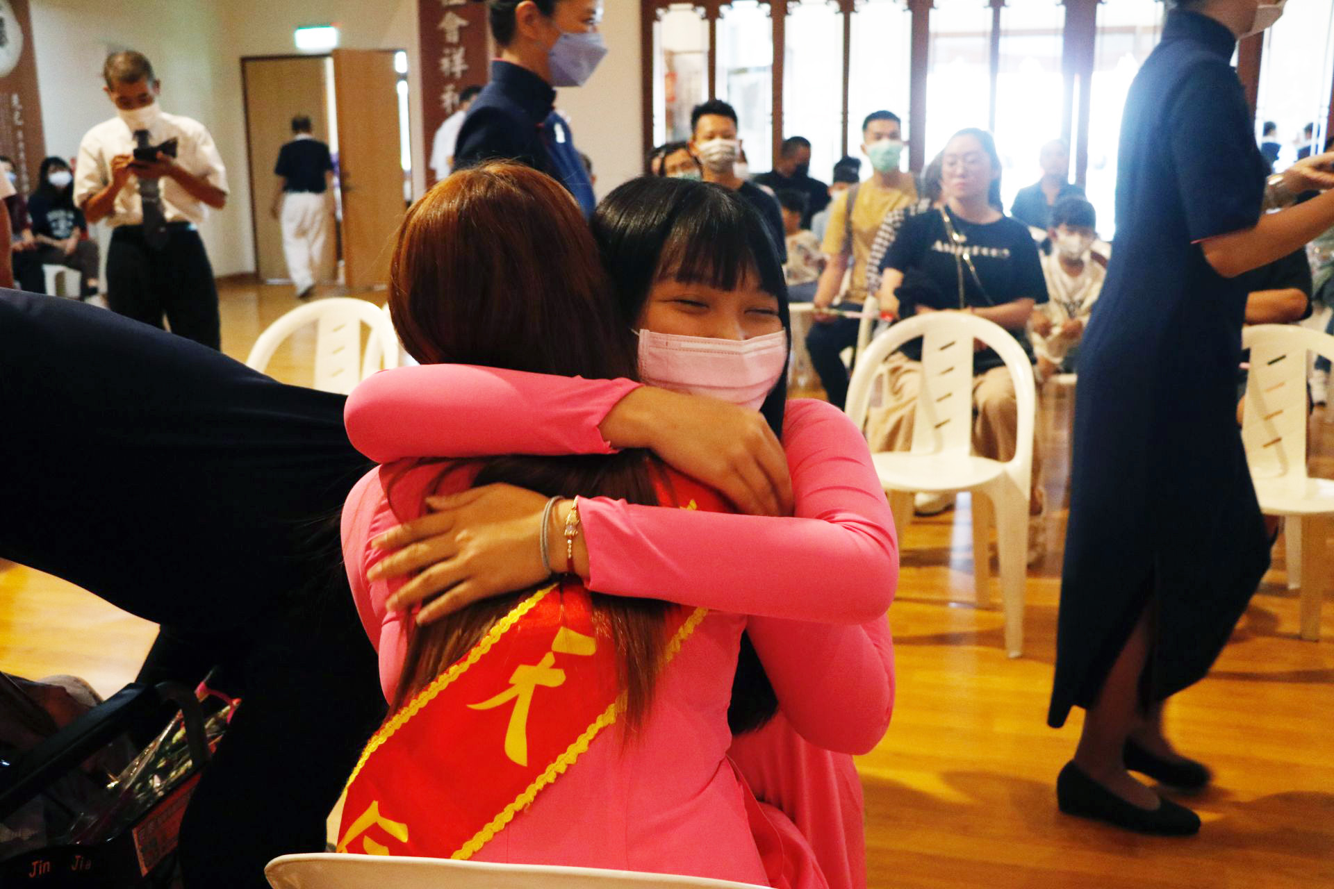  孝親感恩月「佛誕節、母親節、全球慈濟日」三節合一，慈濟志工安排溫馨感恩奉茶浴足活動。