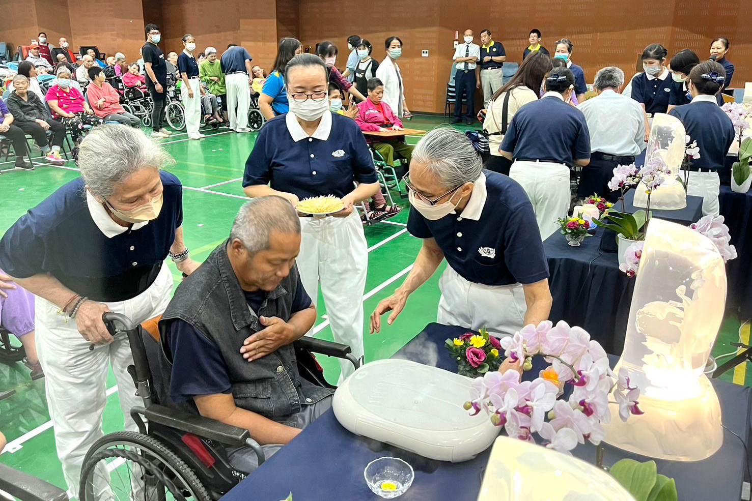 慈濟臺東連絡處推動「與佛相遇！」行動浴佛活動，將浴佛典禮移師至安養機構，有機會參與浴佛。