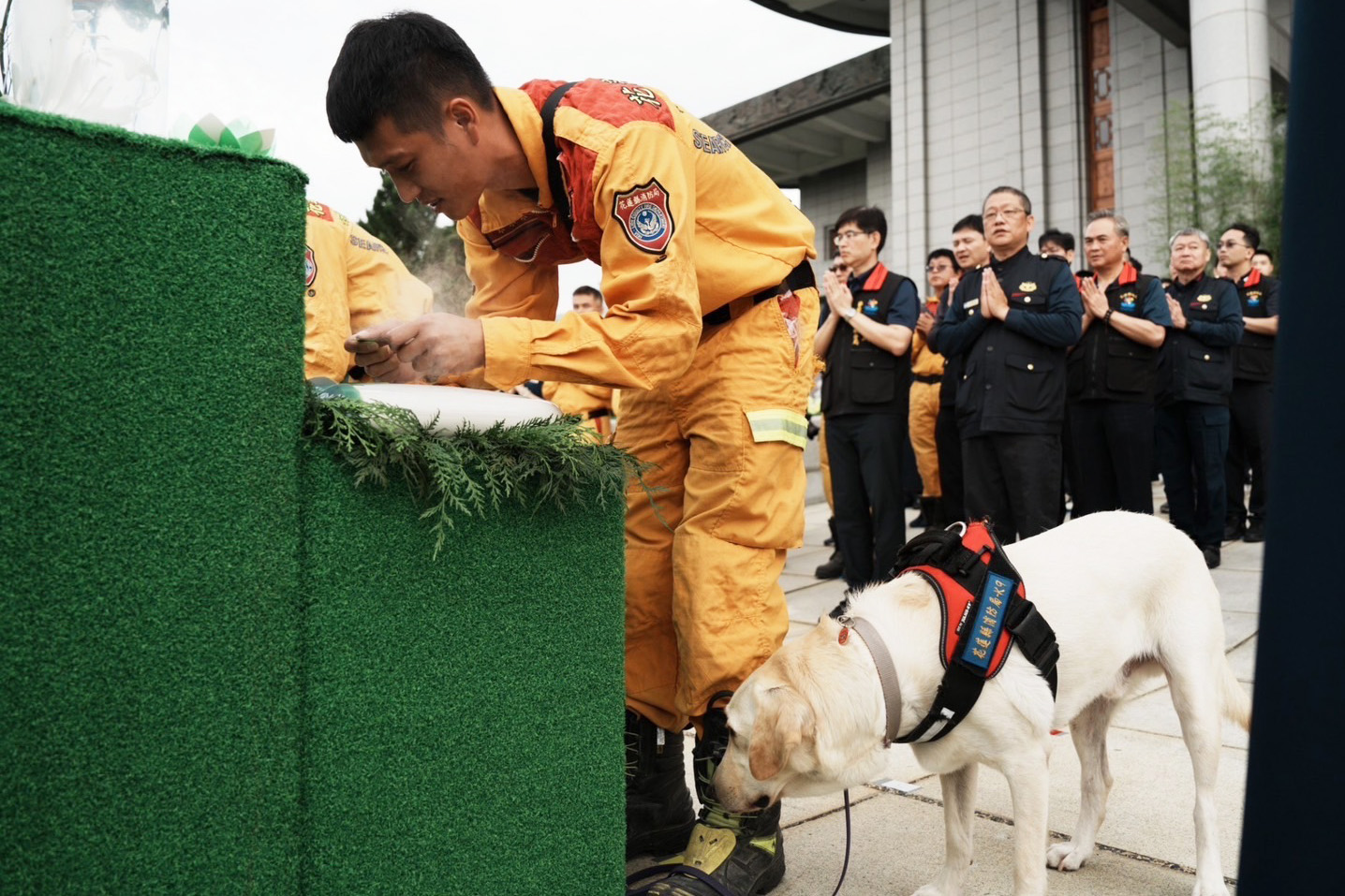 在花蓮靜思堂浴佛大典看見虔誠禮佛搜救犬