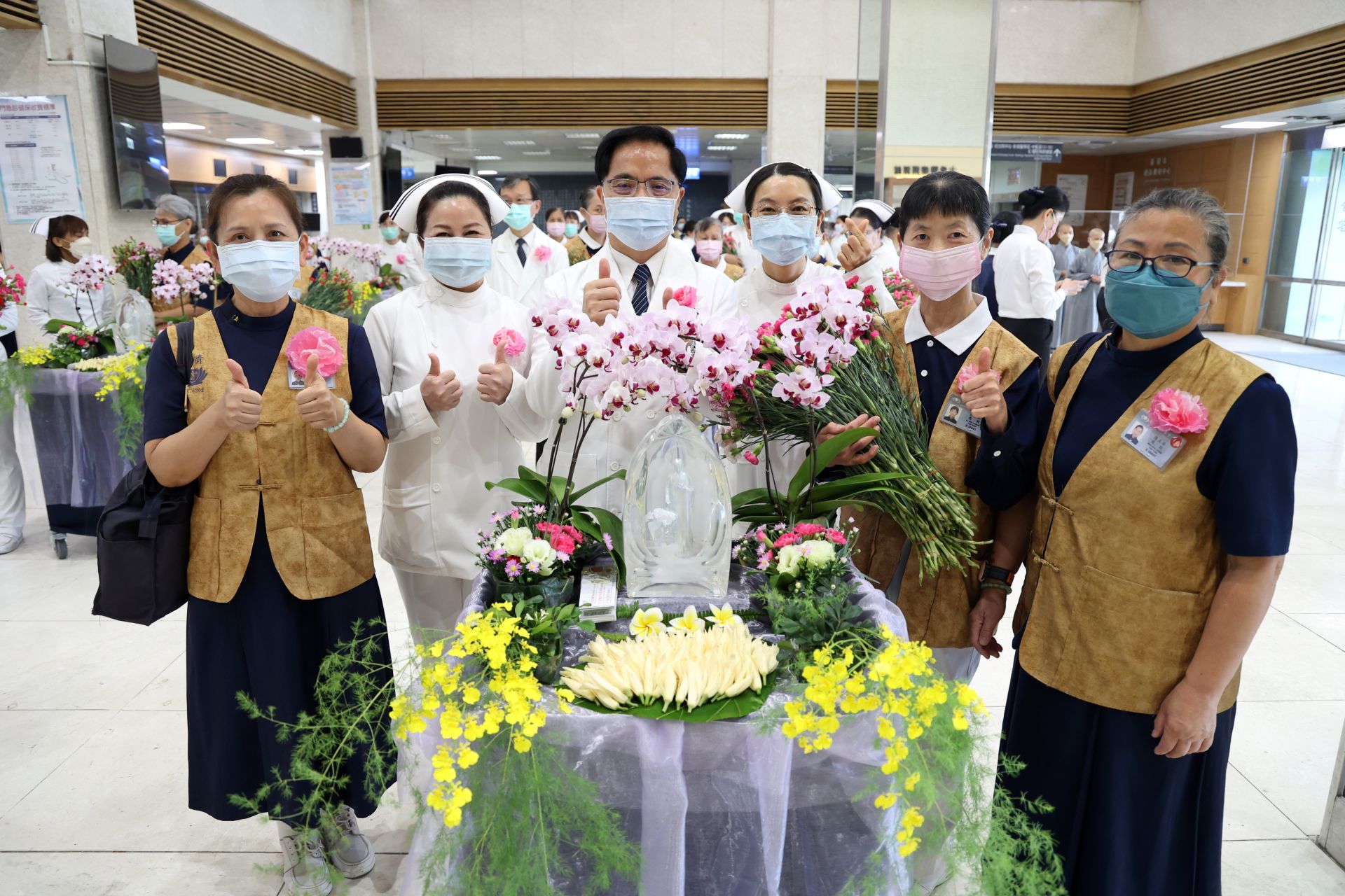 花慈病房行動浴佛分享愛 虔誠祈禱天下無災