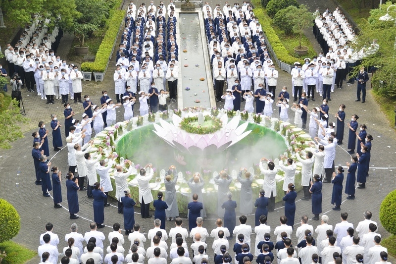 禮謝佛恩眾生恩 台北慈院浴佛洗滌心塵垢