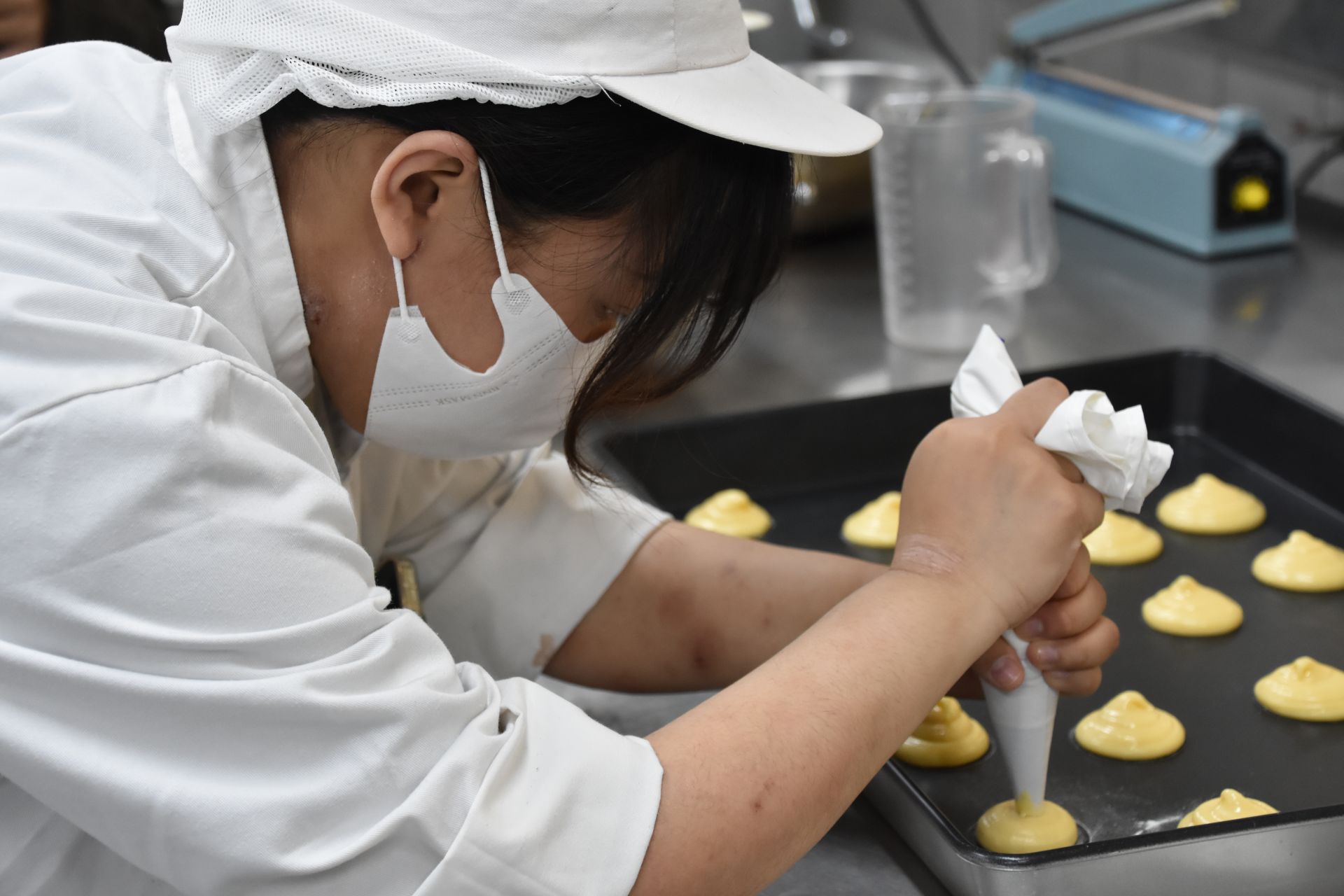 經營管理系學生一早開始準備餐點。