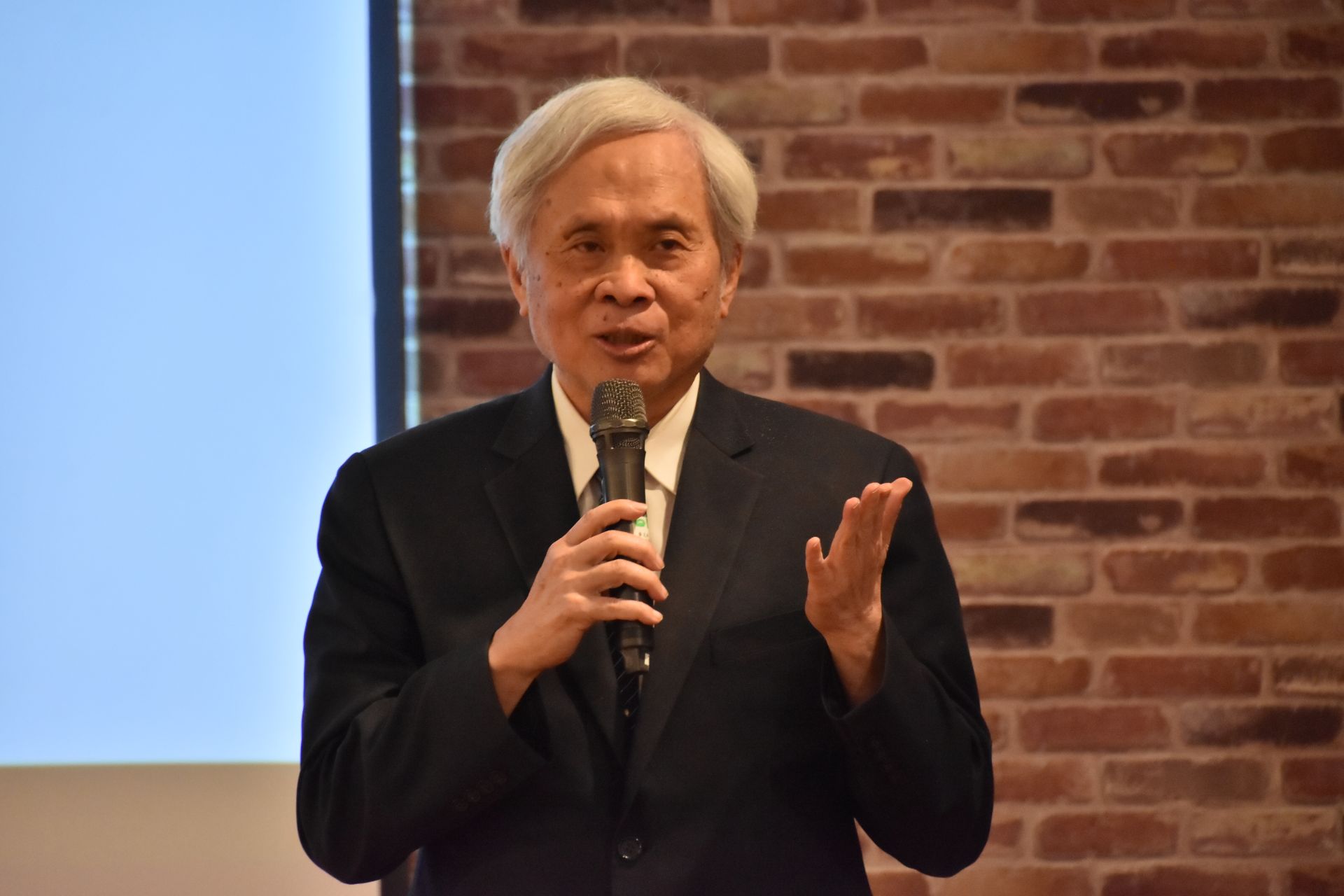 慈濟教育志業執行長王本榮表示，感恩企業提供獎助學金和帶薪實習，達到「學用合一」。