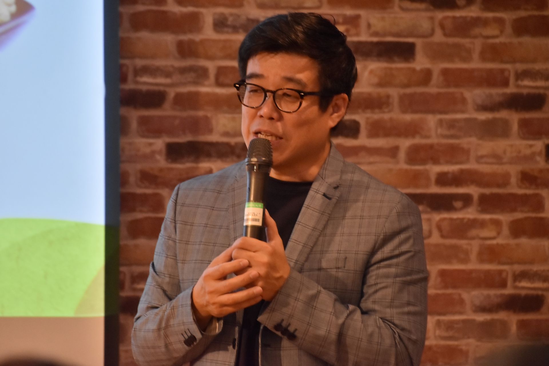 善菓餐飲集團董事長嚴心鏞表示，期許經管系學生做出感動自己，既好吃又健康的麵包。