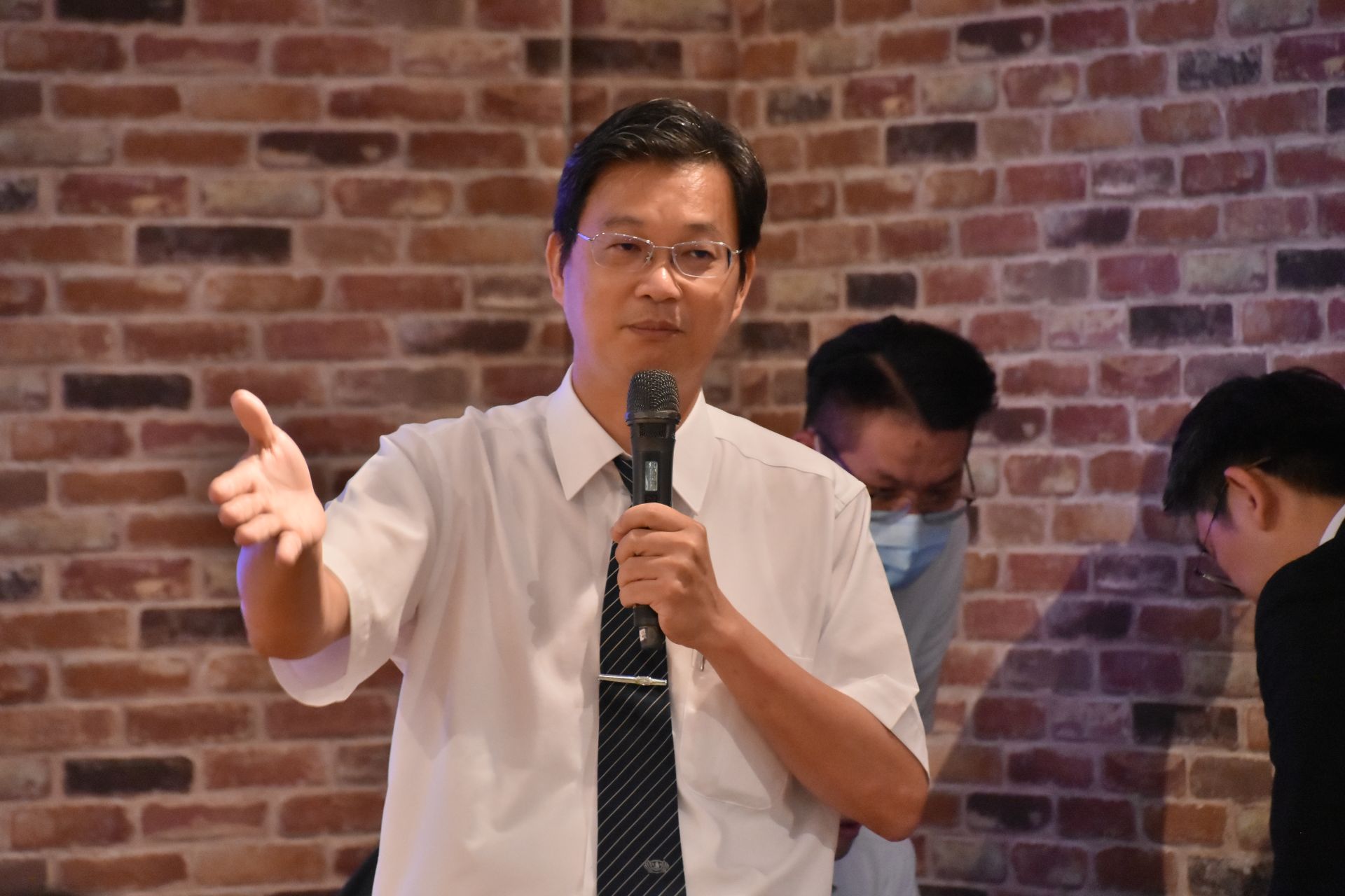 經營管理系主任游崑慈，結合慈善、就學、就業，讓學生能安心學習一技之長。