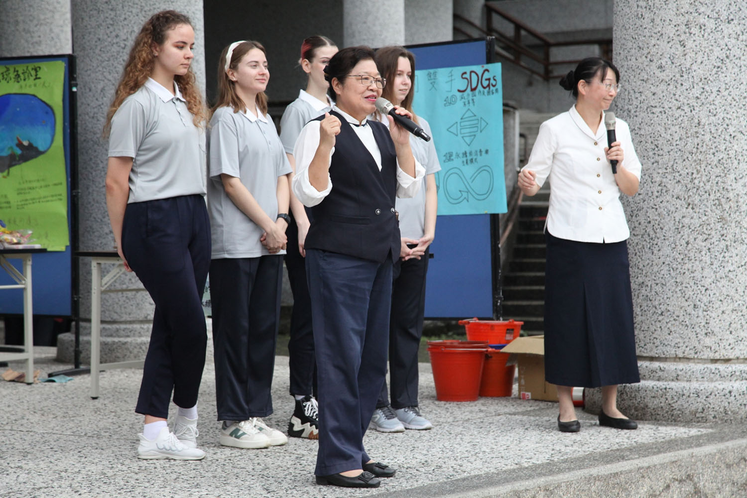 李玲惠校長期勉大家從生活中愛閱讀、從行動愛環保、熱愛未來美好生活中的自己。