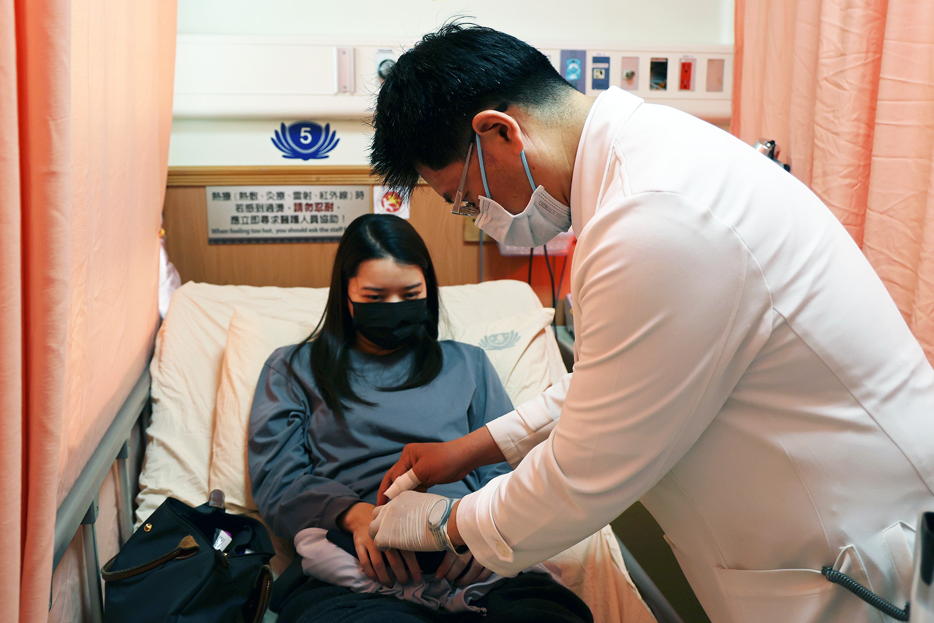 何宗融副院長為陳女士針灸治療。