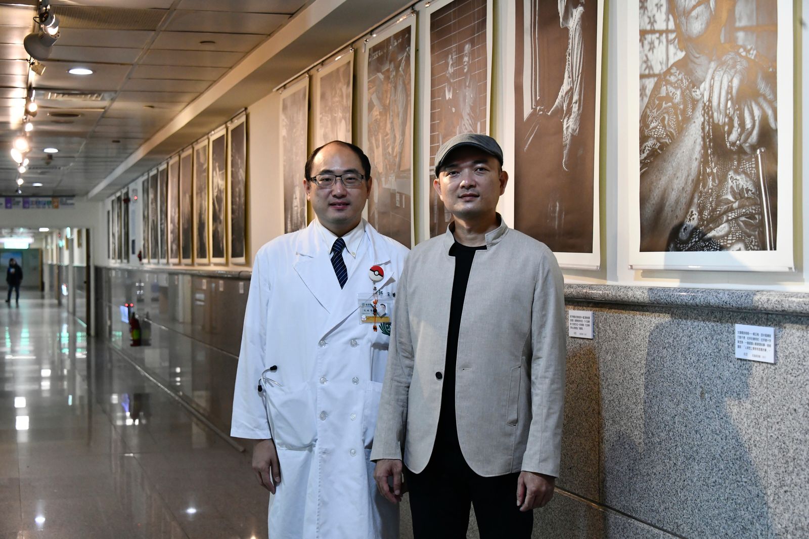 大林慈濟醫院安寧緩和醫療科暨心蓮病房主任孔睦寰醫師（右）邀請慈濟月刊攝影記者黃筱哲(左)