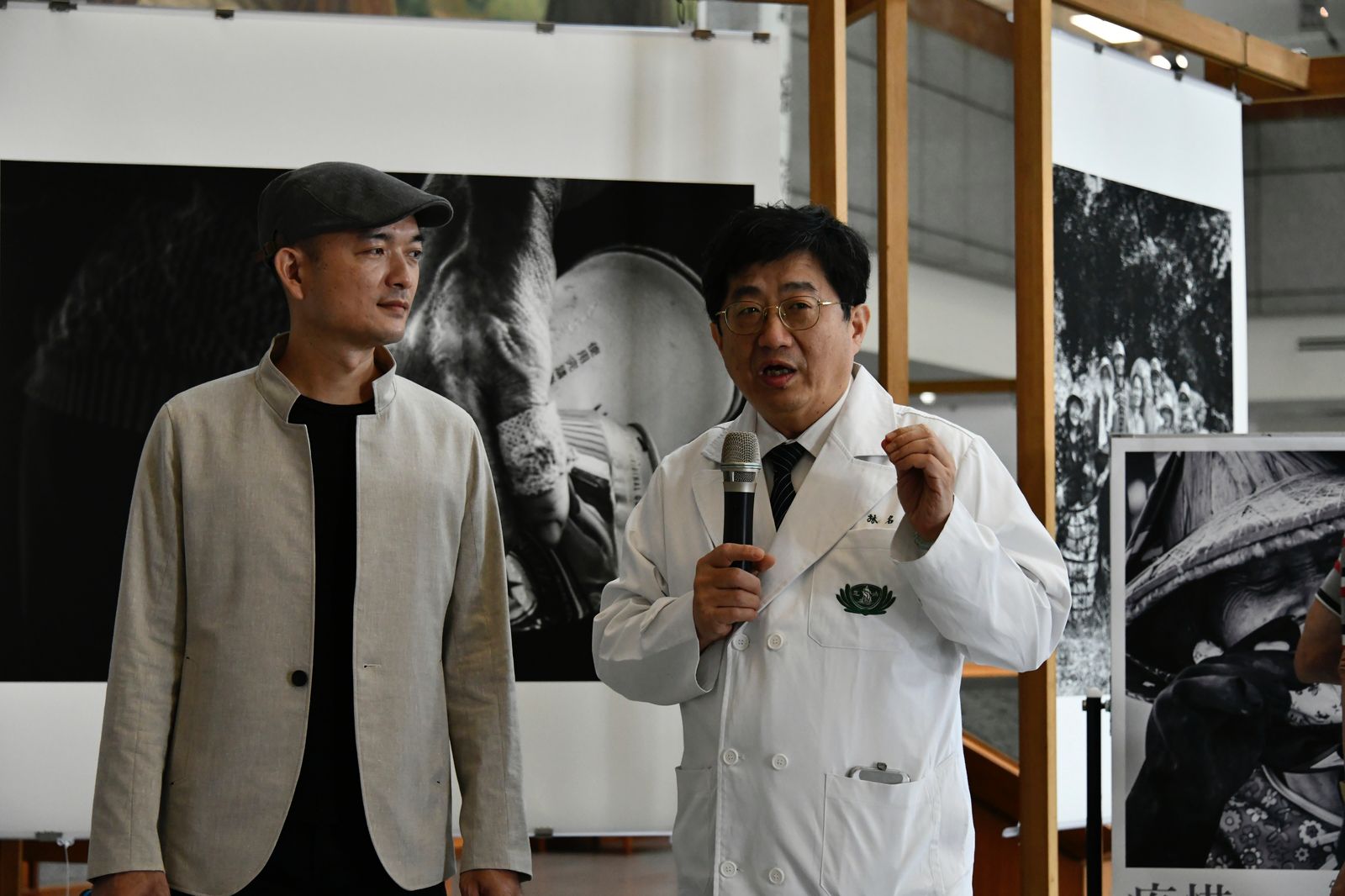 林名男副院長（右）致詞感謝黃筱哲（左）為環保志工留下美好的記錄