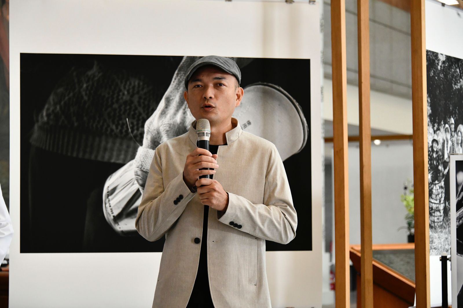 慈濟月刊攝影記者黃筱哲10幾年來持續記錄環保志工，精選作品在大林慈濟醫院展出