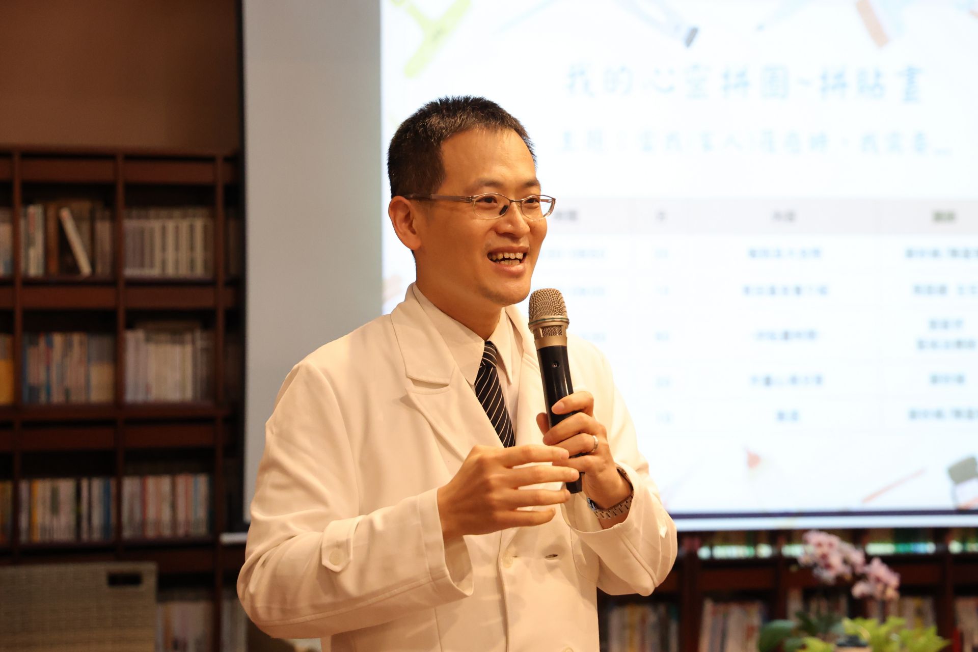 乳房醫學中心主任張群明表示，希望每一位病友姊妹抱著輕鬆、一起來玩的心情，拋開生活與疾病帶來的壓力，好好享受創作的過程。