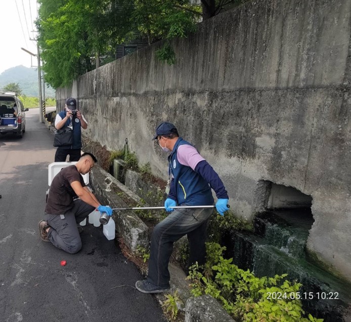 督察人員進行繞流廢水採樣。