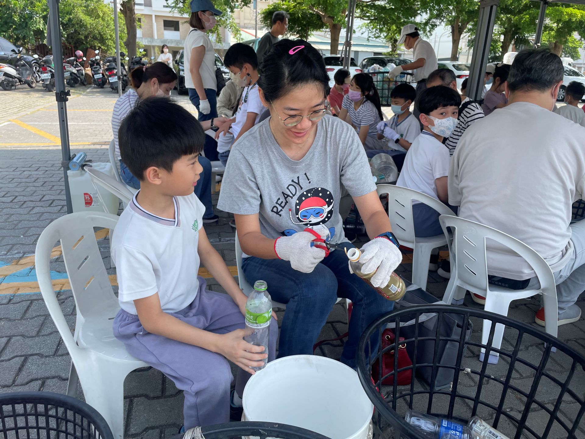 一面做環保一面和媽媽有說有笑，親子環保體驗收穫多！