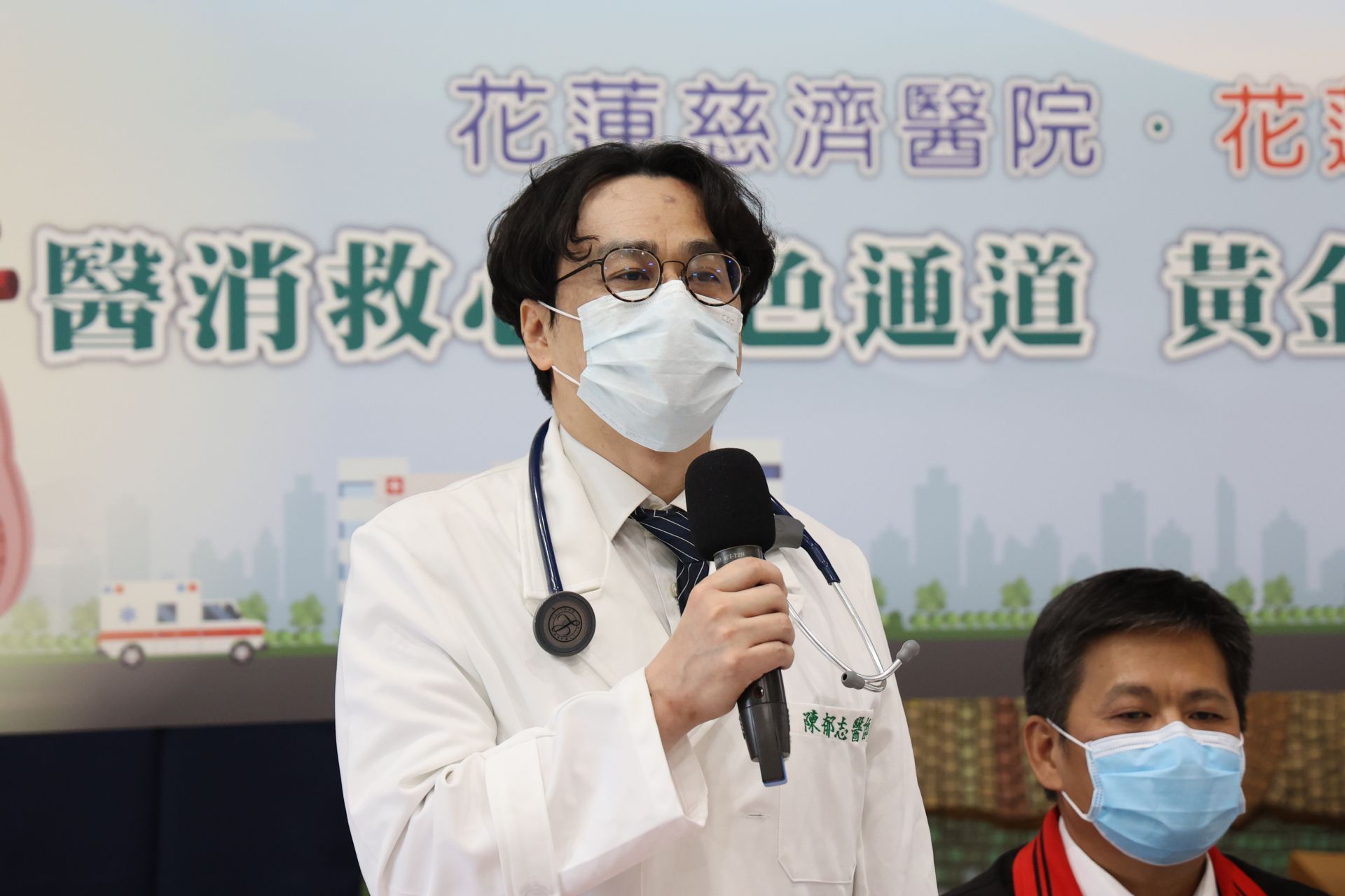 花蓮慈濟醫院心臟內科醫師陳郁志提醒，民眾若出現胸悶，緊緊，吸不到氣的感覺，或是感覺好像有重重的東西壓在胸前，甚至是合併冒冷汗、噁心、想吐，悶痛的位置延伸至手臂、脖子、上腹部、下巴、肩膀，當症狀持續時間超過10分鐘，有高度可能是心肌梗塞，應立即撥打119由救護車送醫。