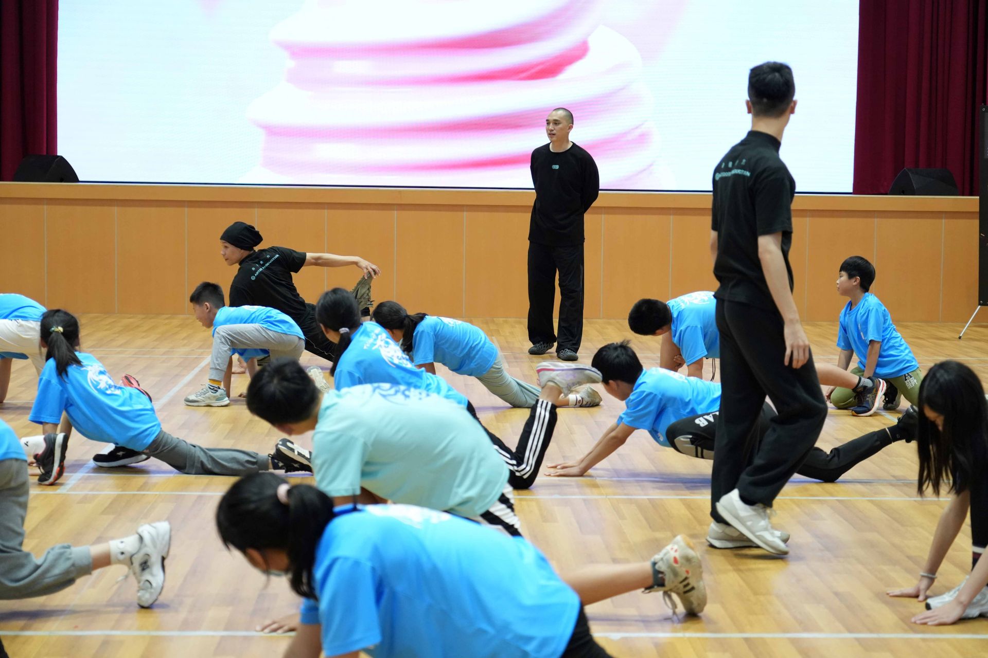身體處方帶領學生進行舞蹈伸展熱身運動