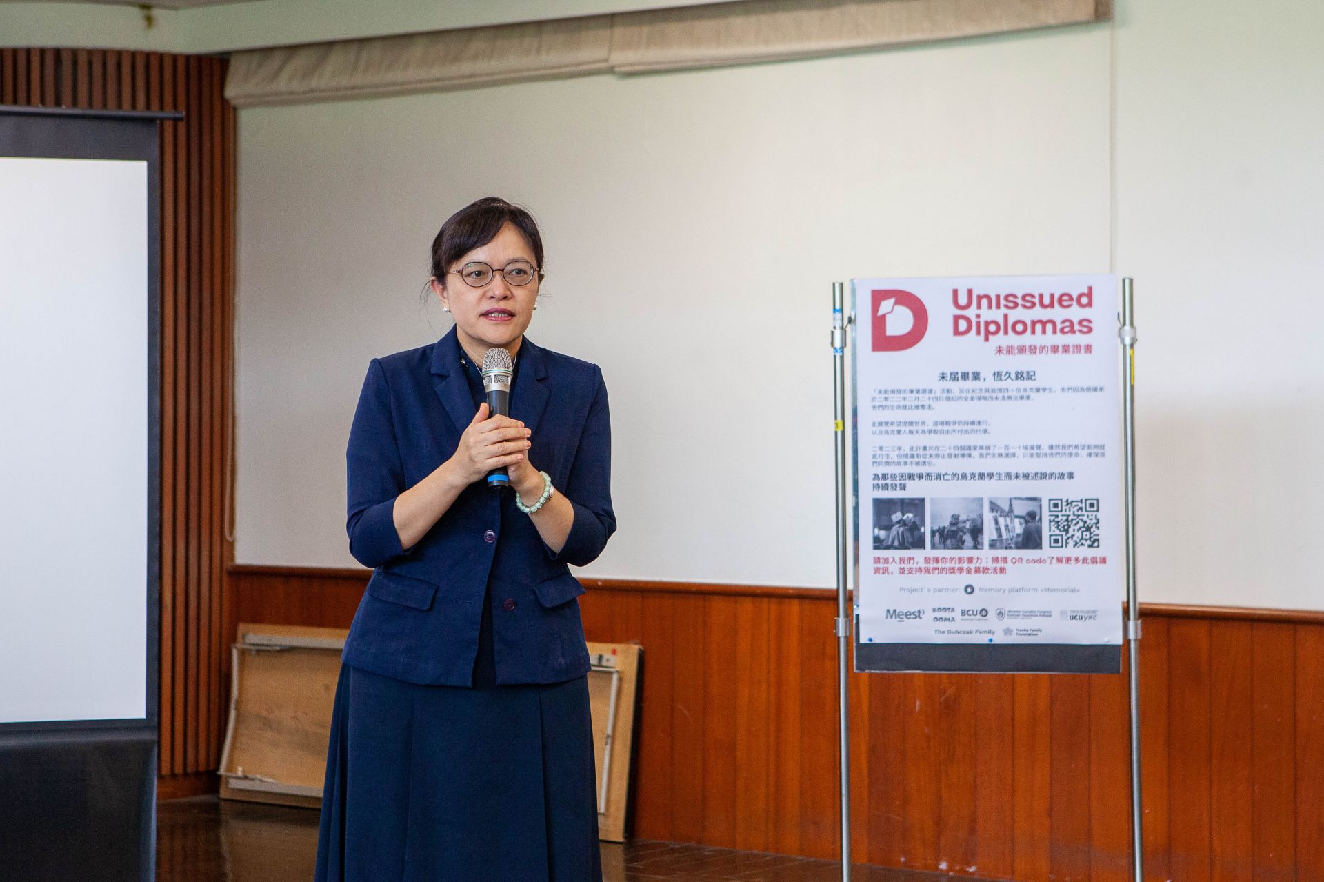 劉怡均校長表示，這個展覽很沉重、很有意義，這世界是善與惡的拔河，希望大家把悲傷化成力量，共同為世界和平努力。