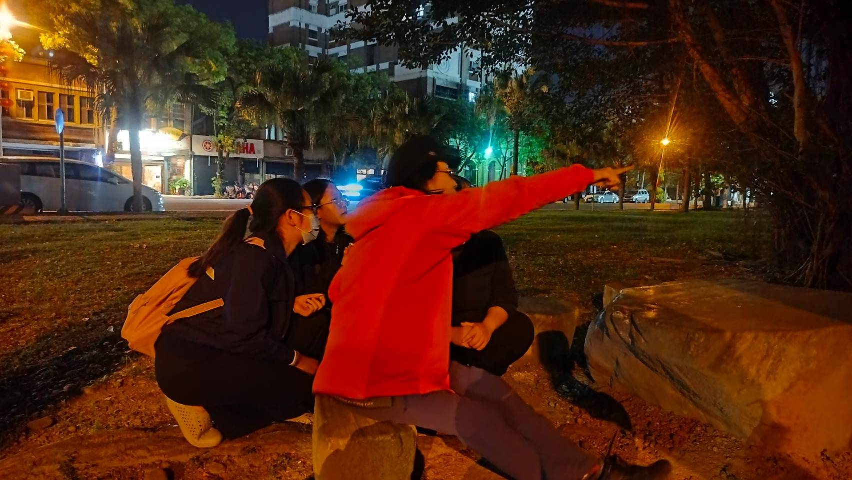 狐蝠是傍晚才會活動的動物，如果想要有更多的觀察就必須熬夜和漫長的等待，同學跟著志工們蹲點三次，了解背後的辛苦