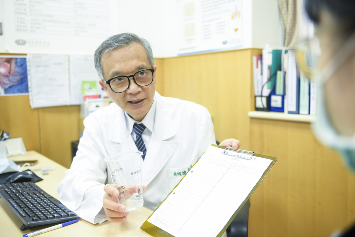 楊緒棣副院長看診示意照。