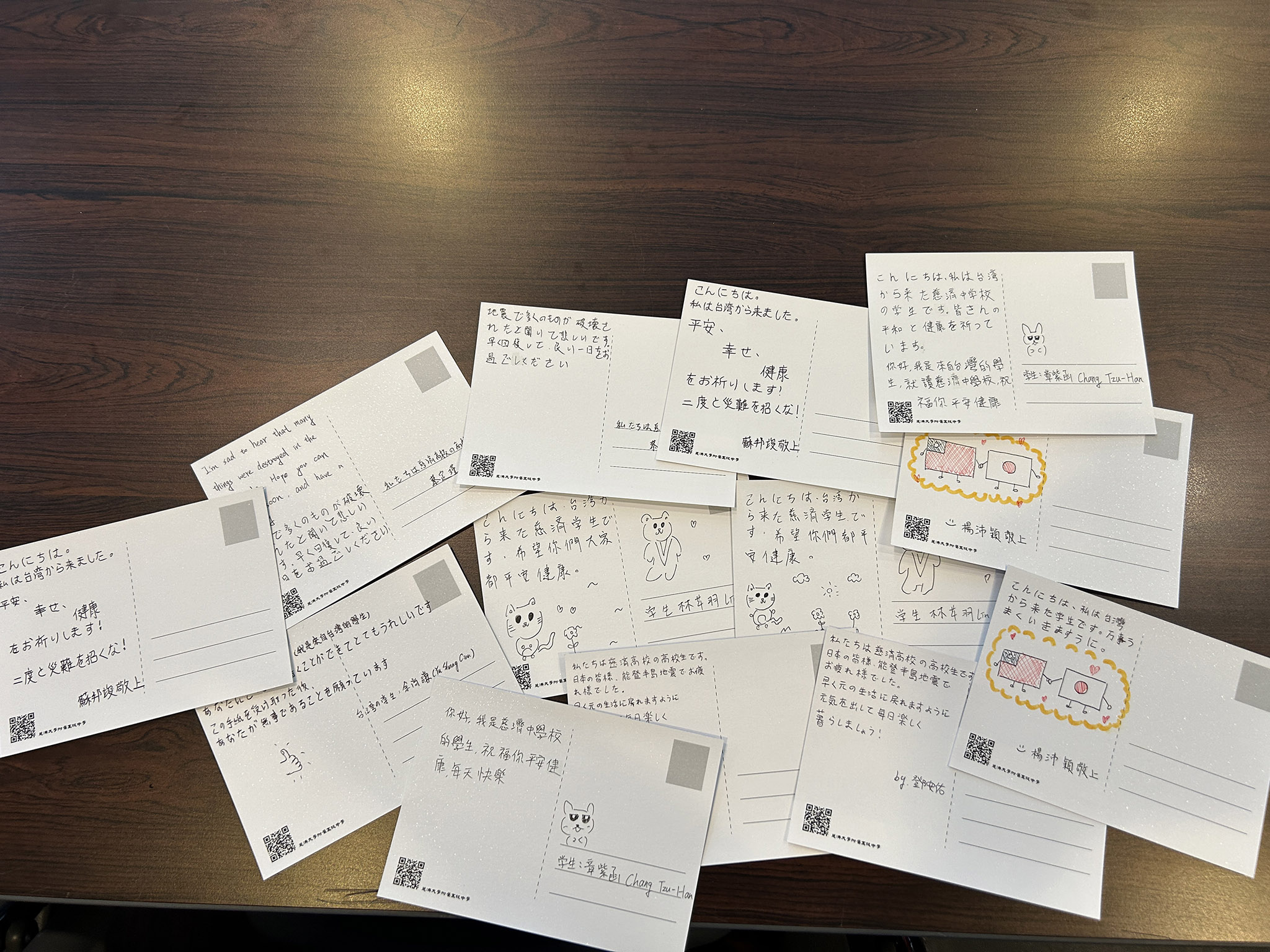 同學們手寫明信片鼓勵能登地震災民