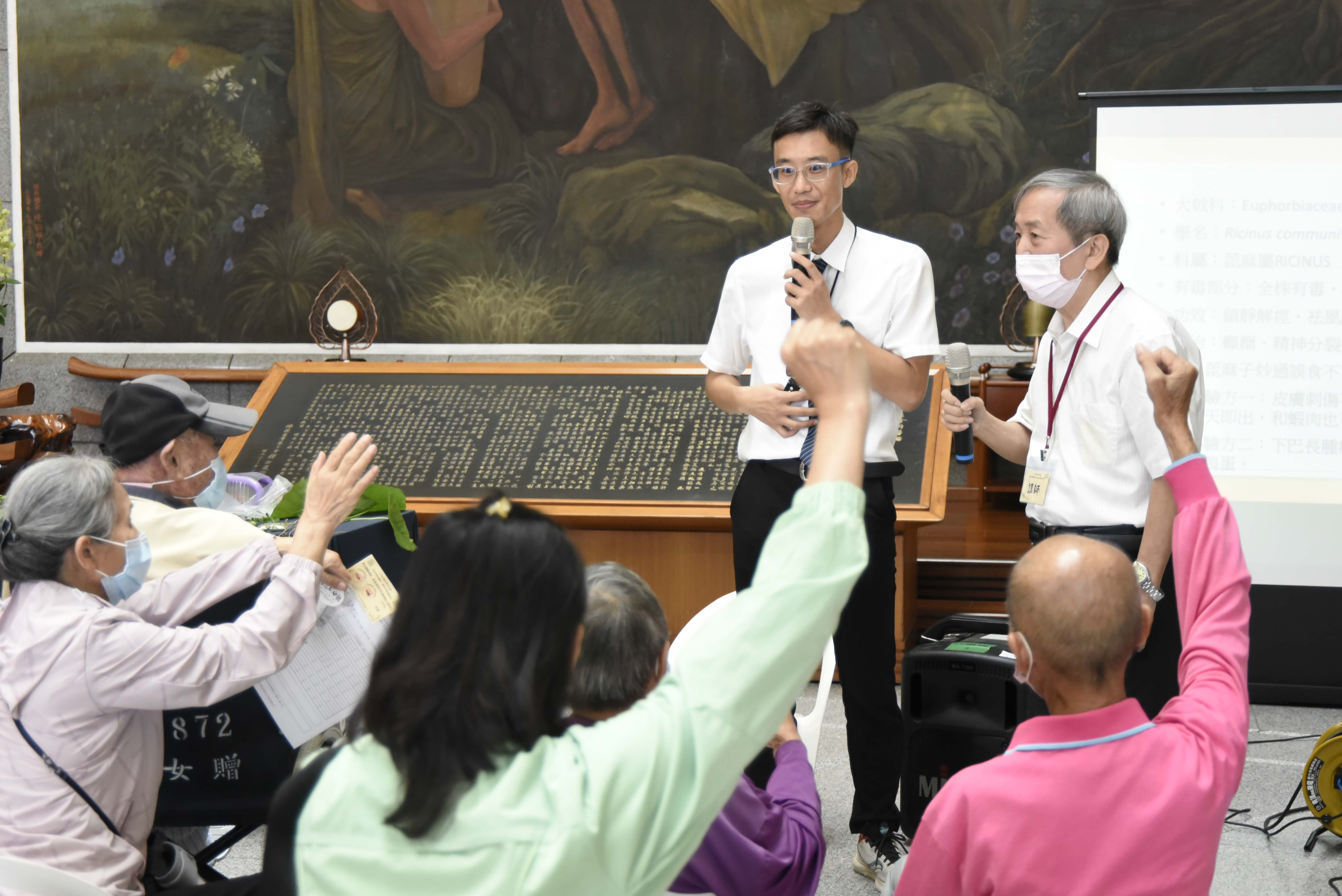 左邊中醫部家庭醫學科鄭竹晏主任表示，本次活動中醫部特別安排了好聽、好喝、好玩的多重體驗，希望能喚起民眾對中醫藥的了解及使用。右邊雲林縣中草藥植物學會張武訓理事長針對「本土藥用植物」的介紹。