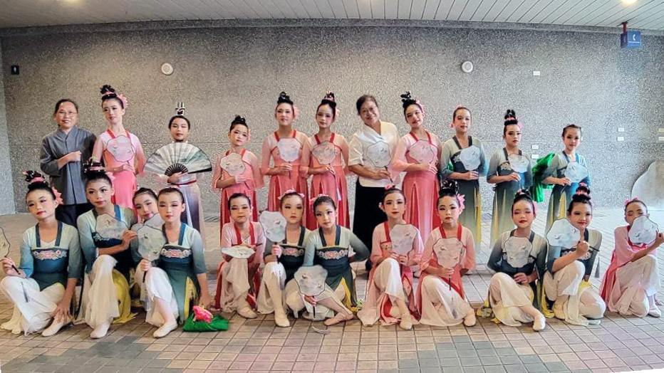 李玲惠校長到花蓮縣體育館比賽現場鼓勵孩子，為孩子們加油打氣。