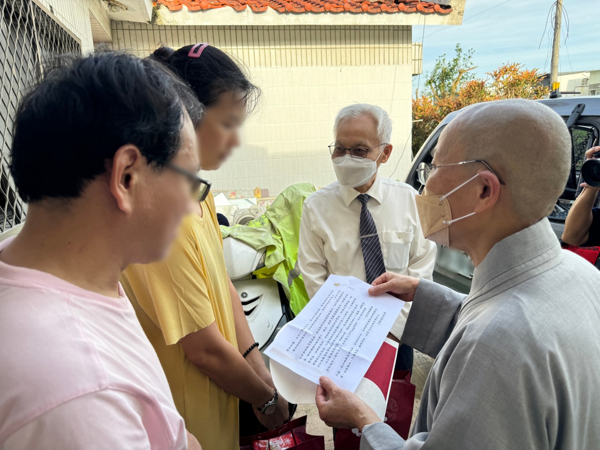 慈濟花蓮本會11月1日下午前往新城鄉康樂村關懷受災鄉親，由靜思精舍法師、慈濟職工與志工20多位前往安心家訪。