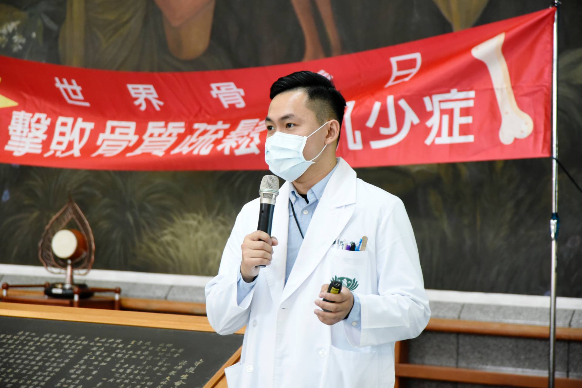 大林慈濟醫院骨鬆防治中心陳宥廷主任表示，根據統計台灣的髖部骨折發生率是亞洲區第一和全世界第九，而這跟骨質疏鬆症息息相關，民眾應正視骨鬆的問題。
